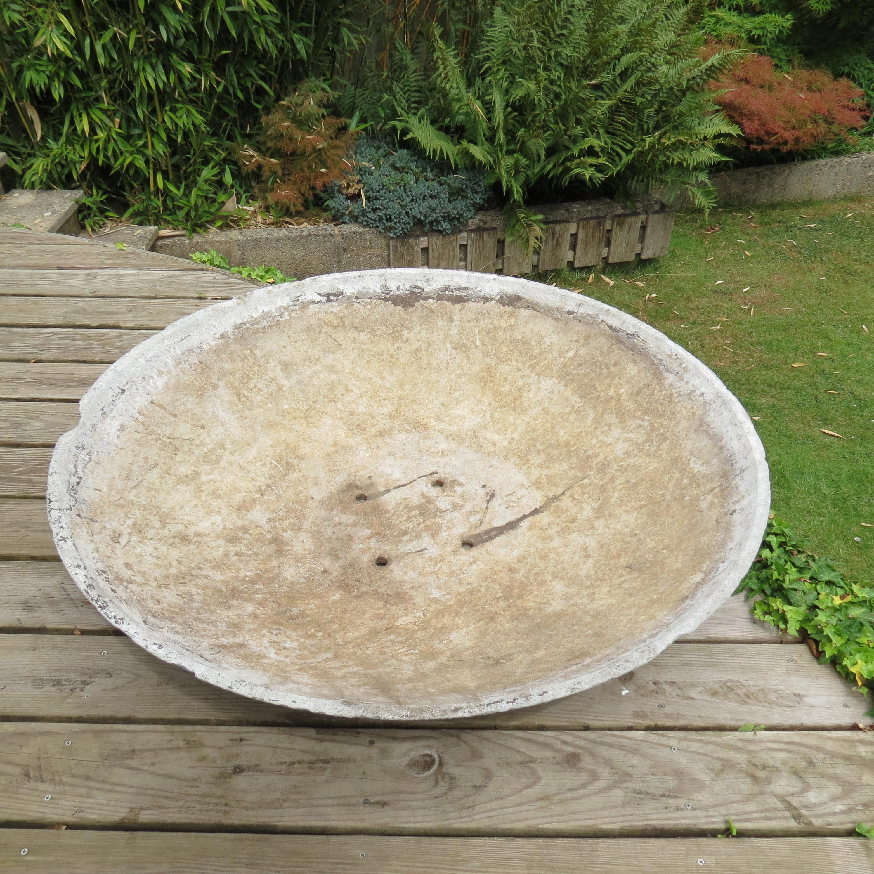 Très grande et magnifique jardinière en fibre de béton réalisée par Willy Guhl. Forme de soucoupe. En bon état vintage et très joliment patiné, signes d'usure sur le bord supérieur de la jardinière comme le montrent les photos. 
Dates des années