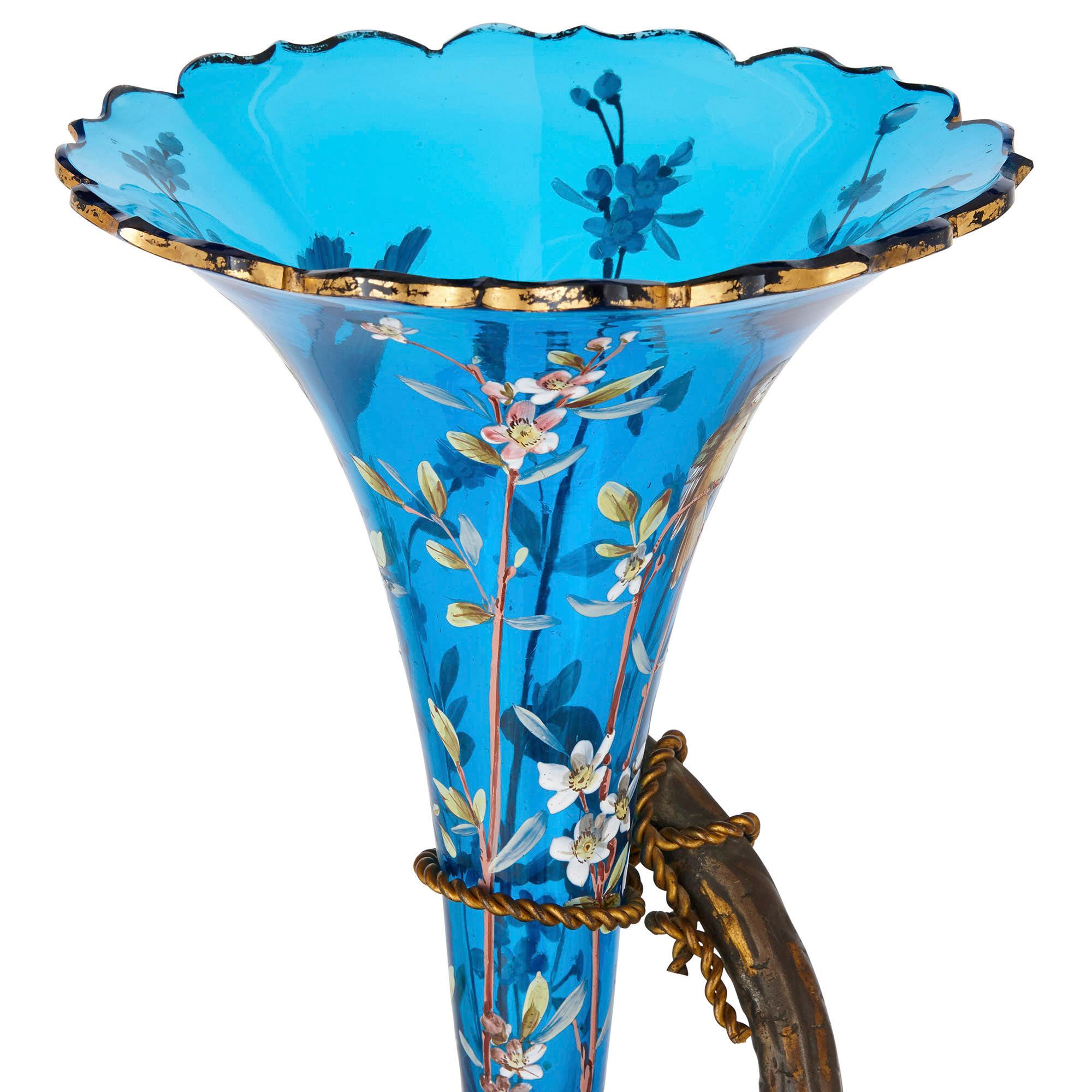 XIXe siècle Très grand centre de table en bronze doré et verre émaillé bleu de Bohème en vente