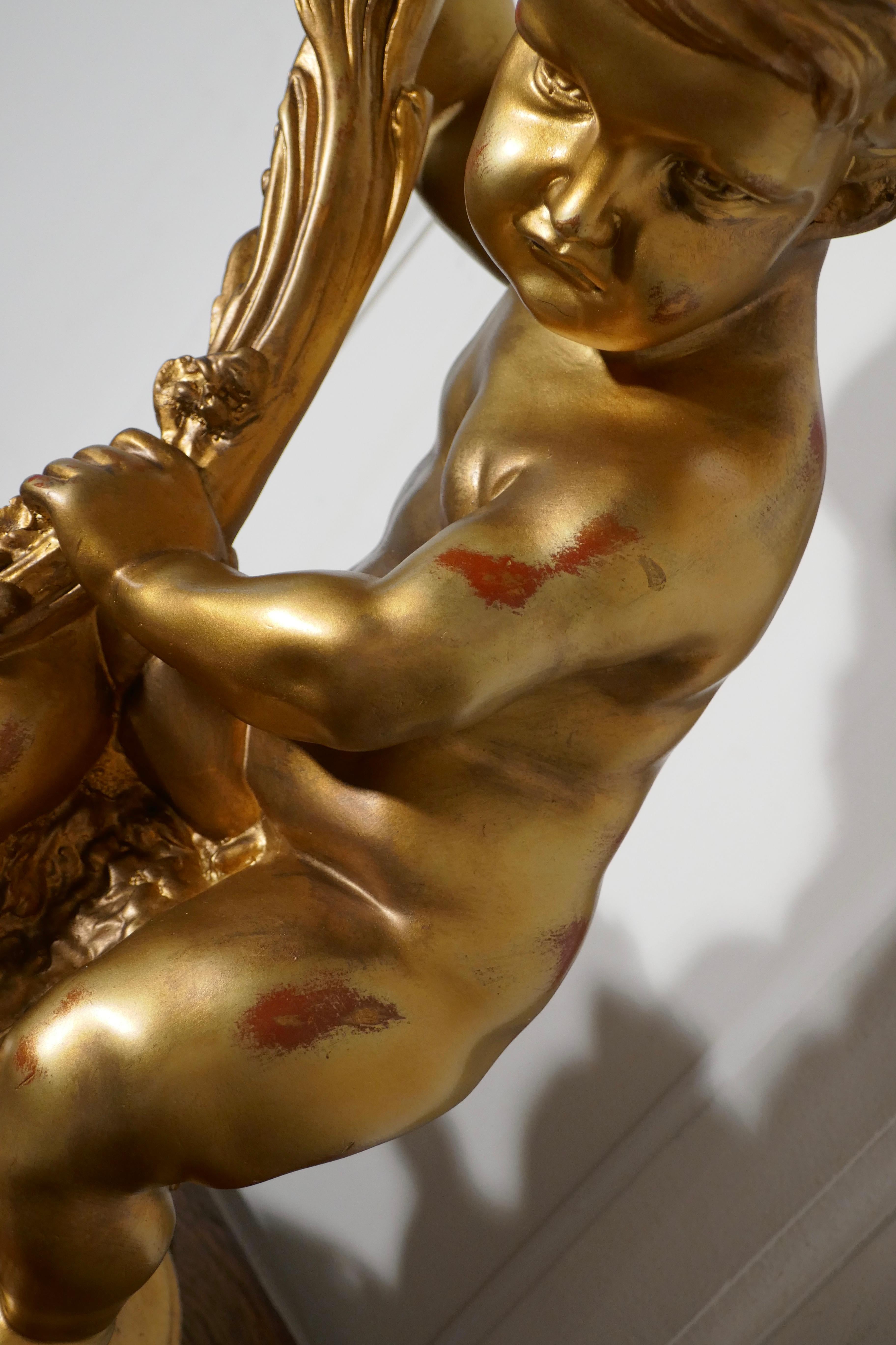 Enorme Lámpara de Mesa Dorada en Forma de Querubín o Putti mediados del siglo XX en venta