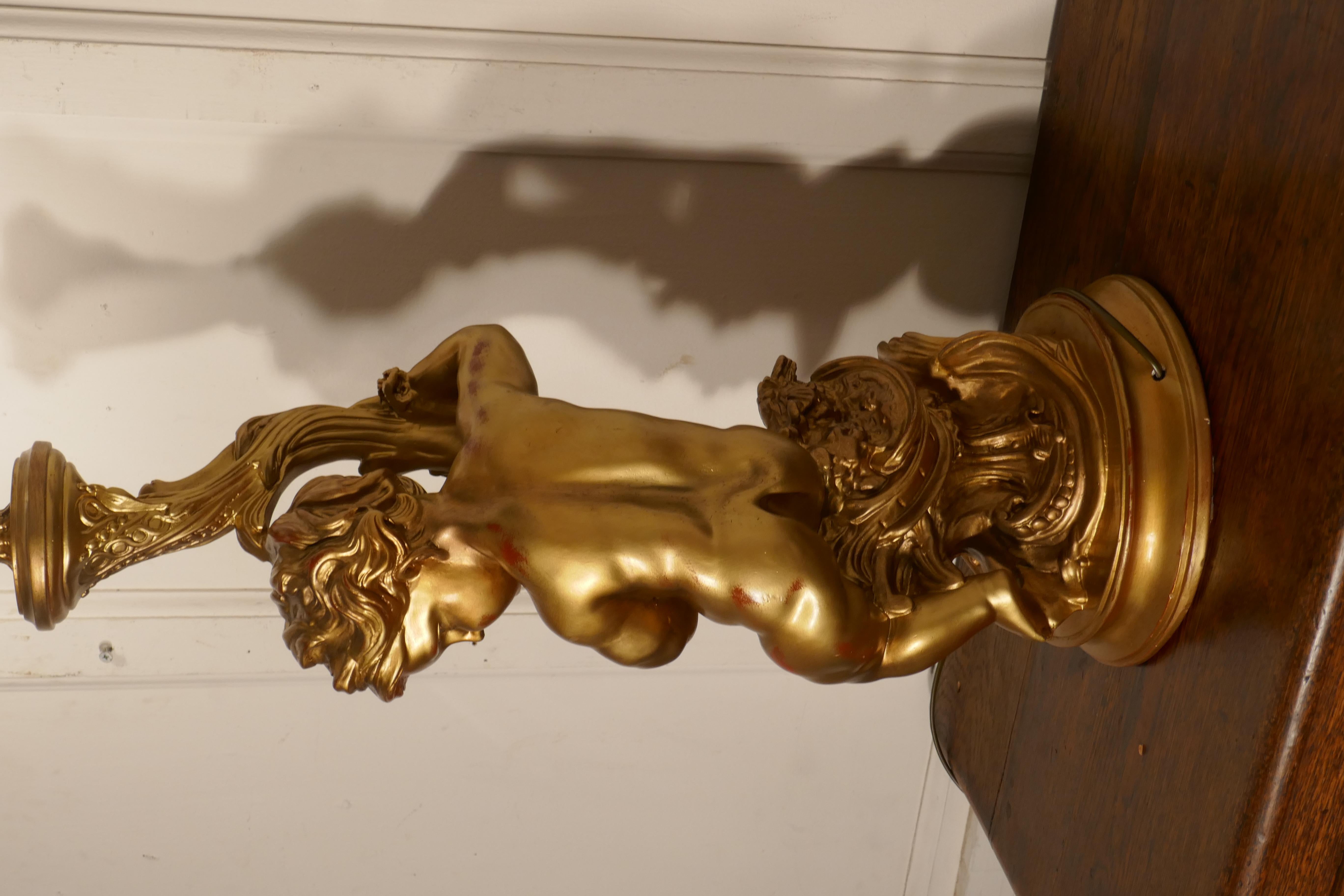 Enorme Lámpara de Mesa Dorada en Forma de Querubín o Putti en venta 2