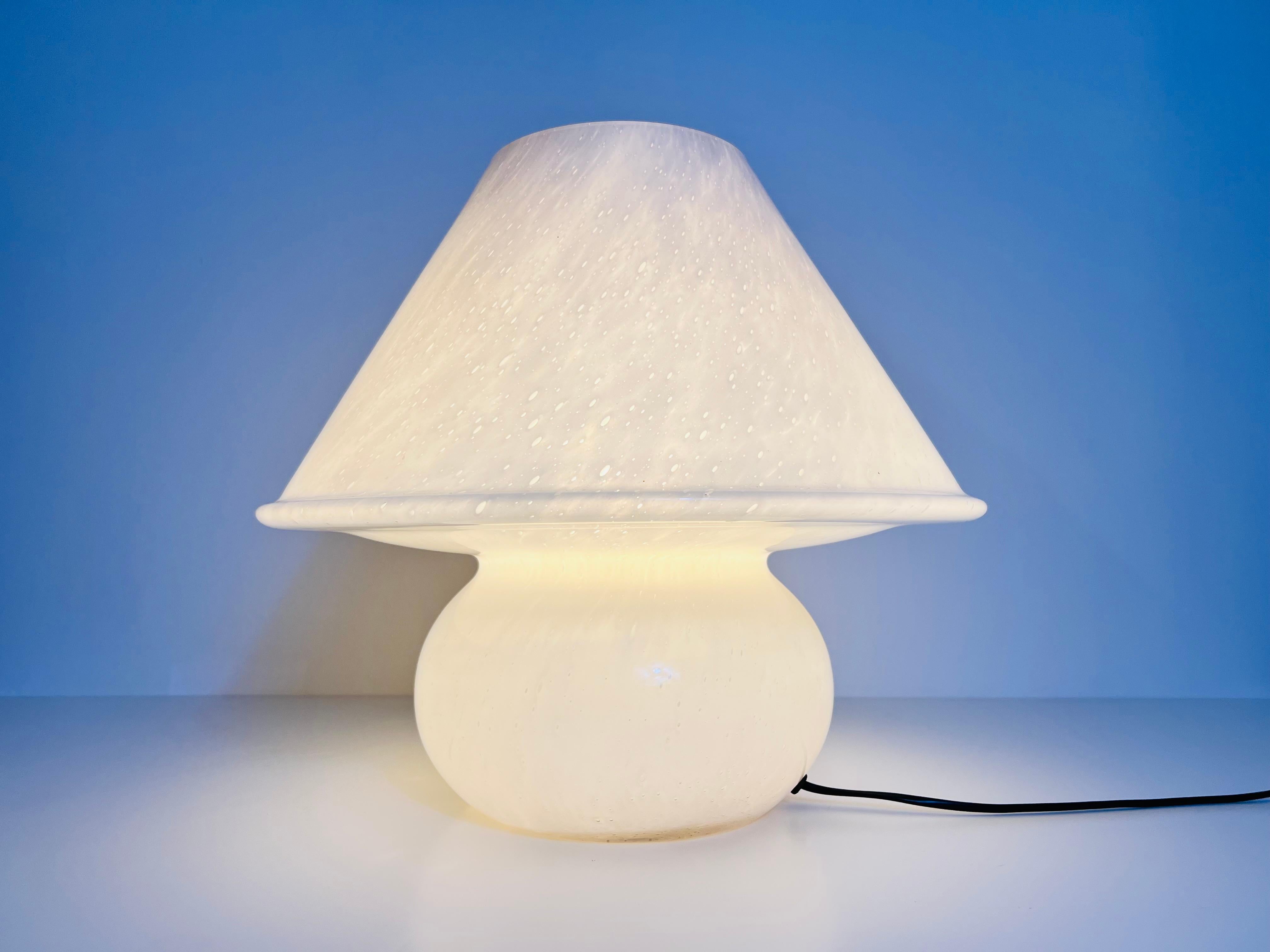 Lampada da tavolo a fungo in vetro molto grande di Limburg, Germania, anni '70 in vendita 3