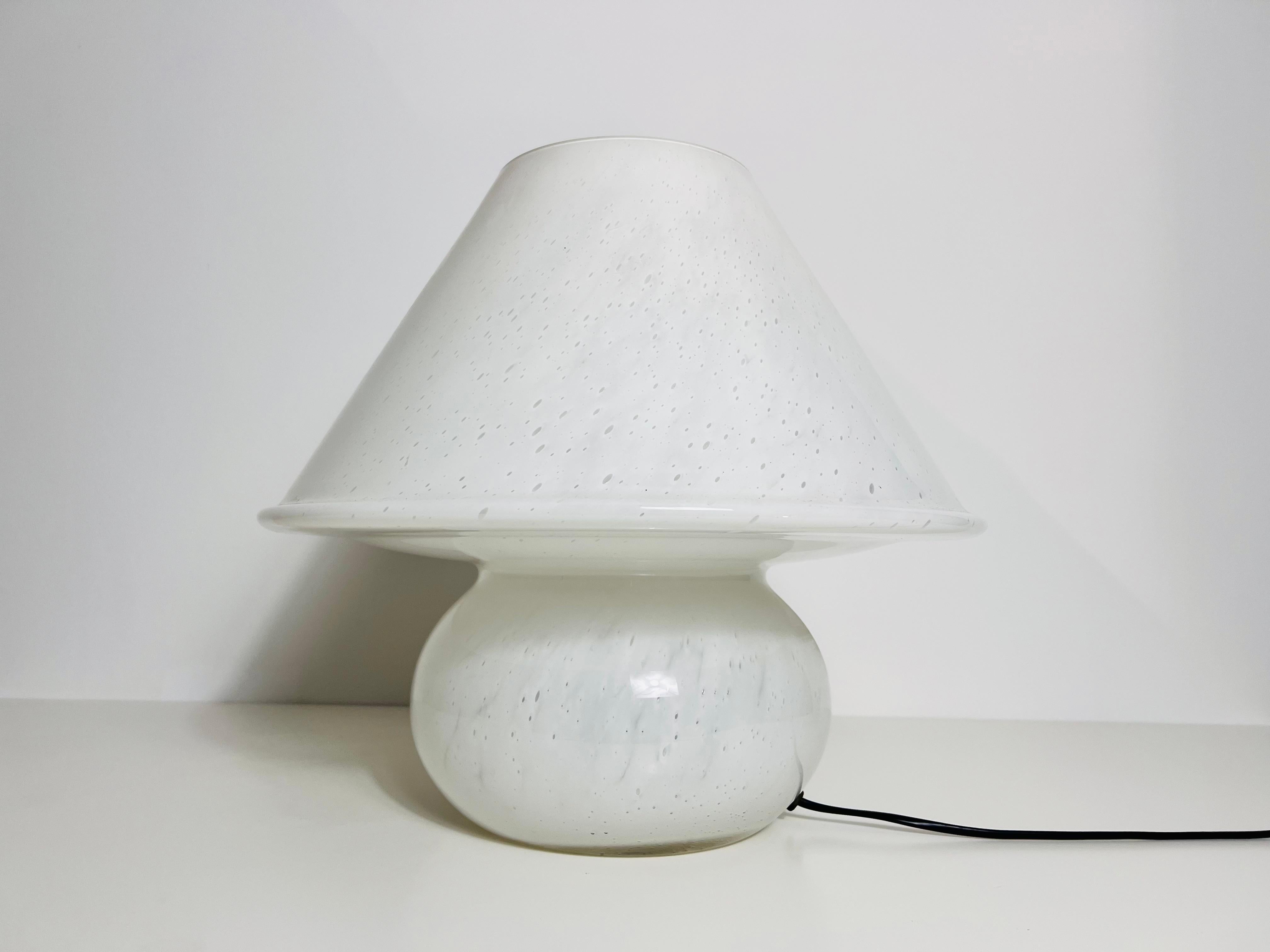 Questa straordinaria lampada a forma di fungo, realizzata da Glashütte Limburg negli anni '70, è un reperto raro nel mercato vintage, soprattutto in queste dimensioni impressionanti. Con un diametro di 50 cm, le proporzioni imponenti della lampada