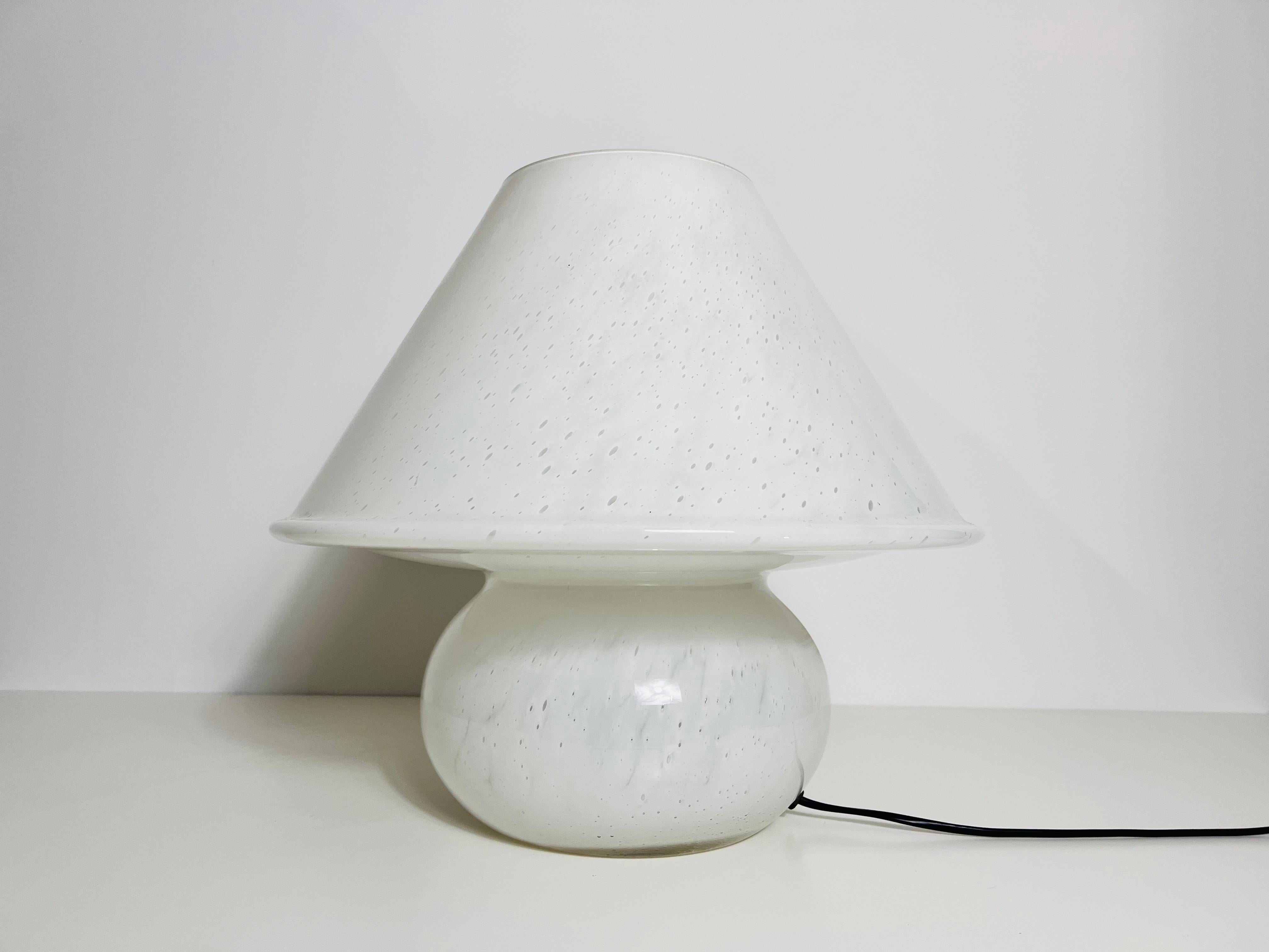 Mid-Century moderno Lampada da tavolo a fungo in vetro molto grande di Limburg, Germania, anni '70 in vendita