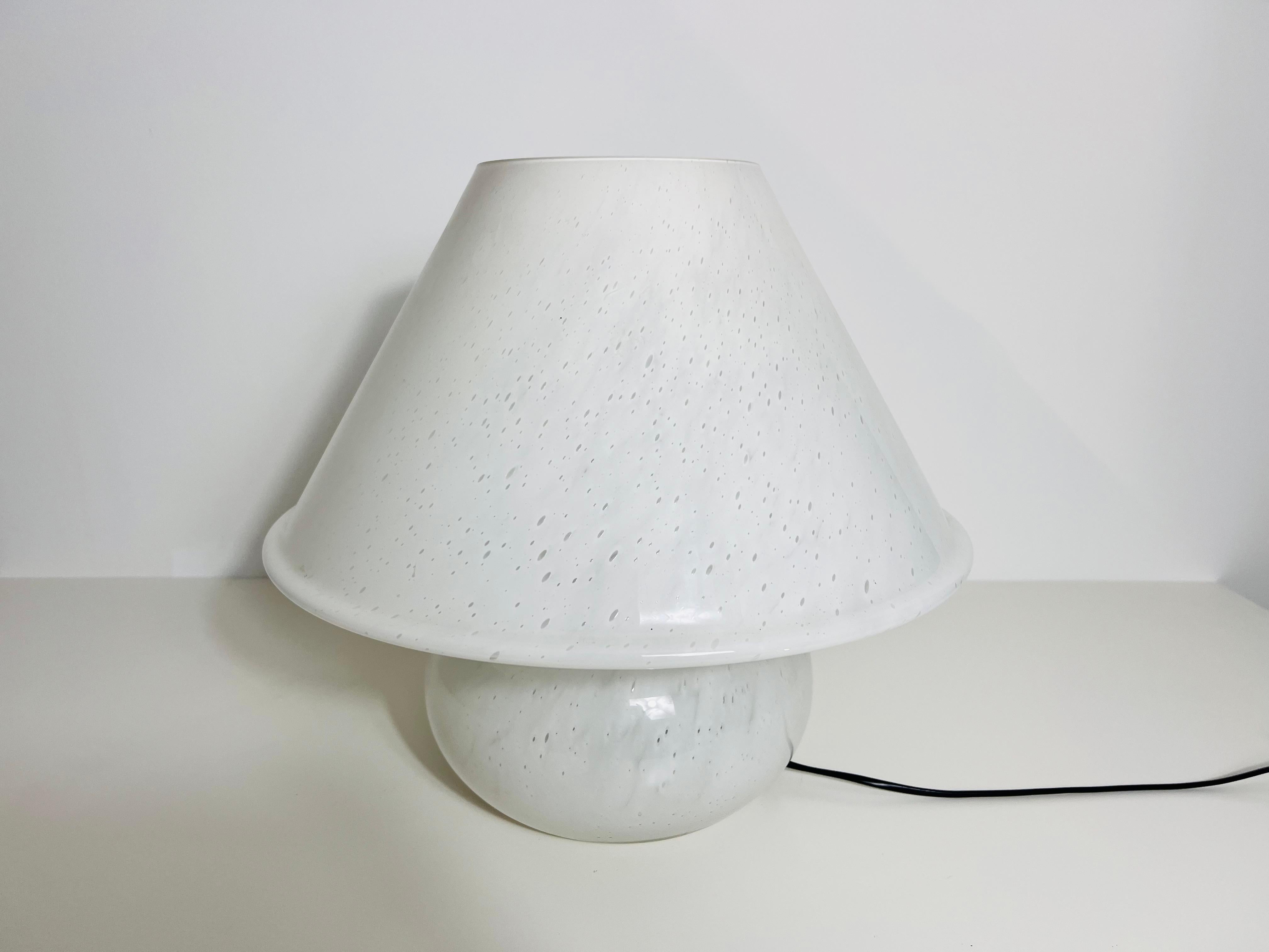 Lampada da tavolo a fungo in vetro molto grande di Limburg, Germania, anni '70 In condizioni buone in vendita a Hagenbach, DE