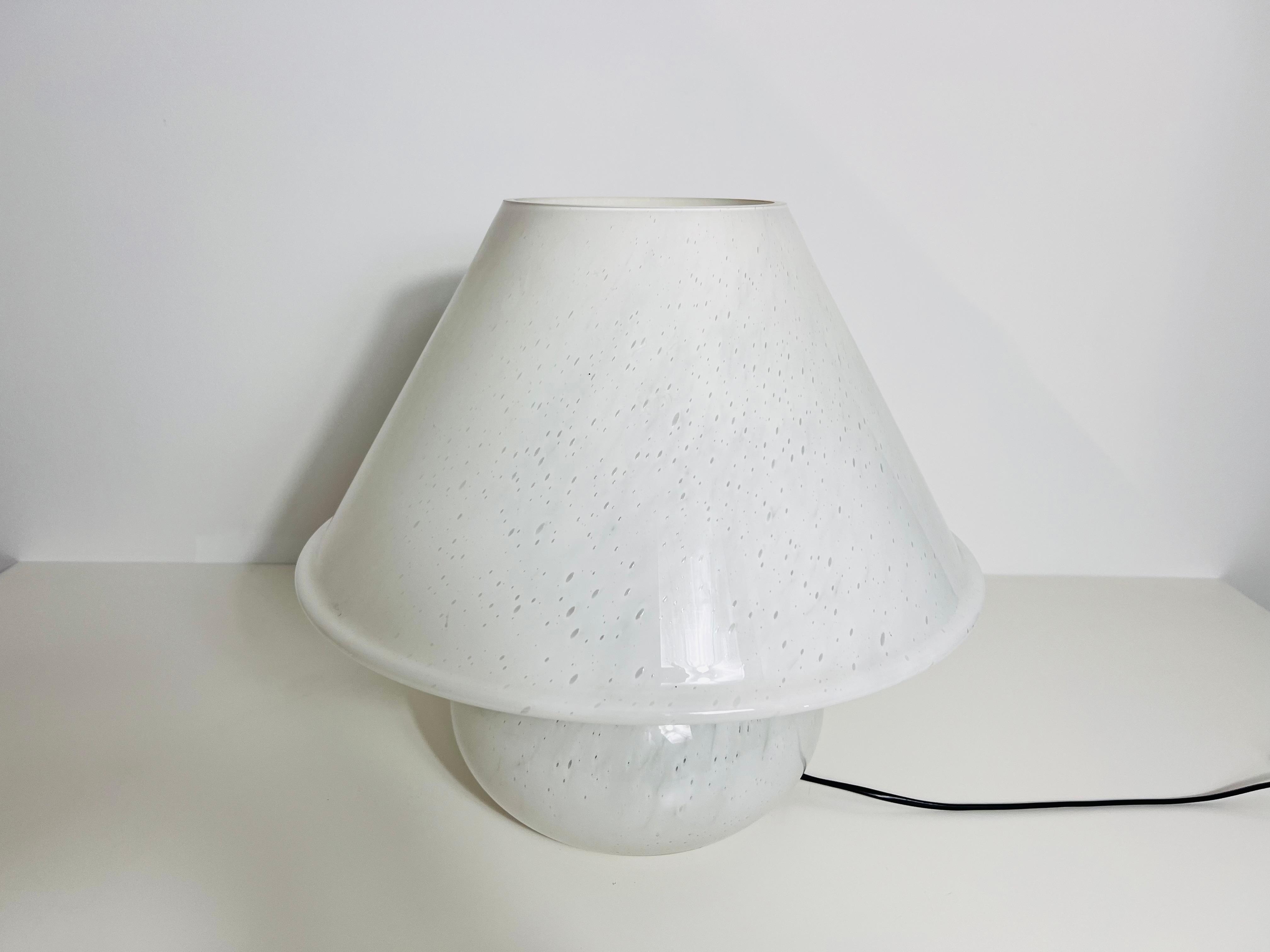 Fine XX secolo Lampada da tavolo a fungo in vetro molto grande di Limburg, Germania, anni '70 in vendita