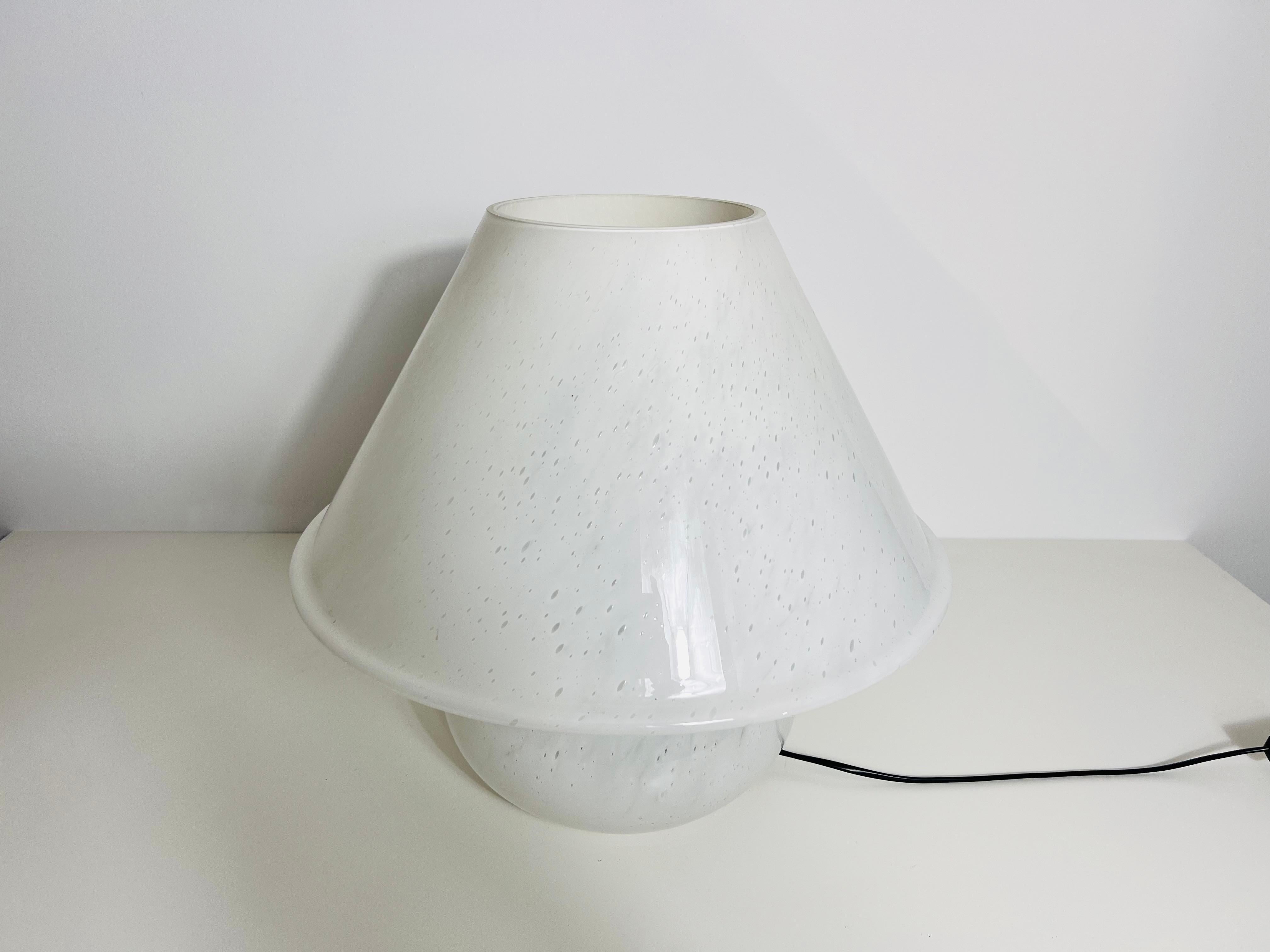 Vetro di Murano Lampada da tavolo a fungo in vetro molto grande di Limburg, Germania, anni '70 in vendita