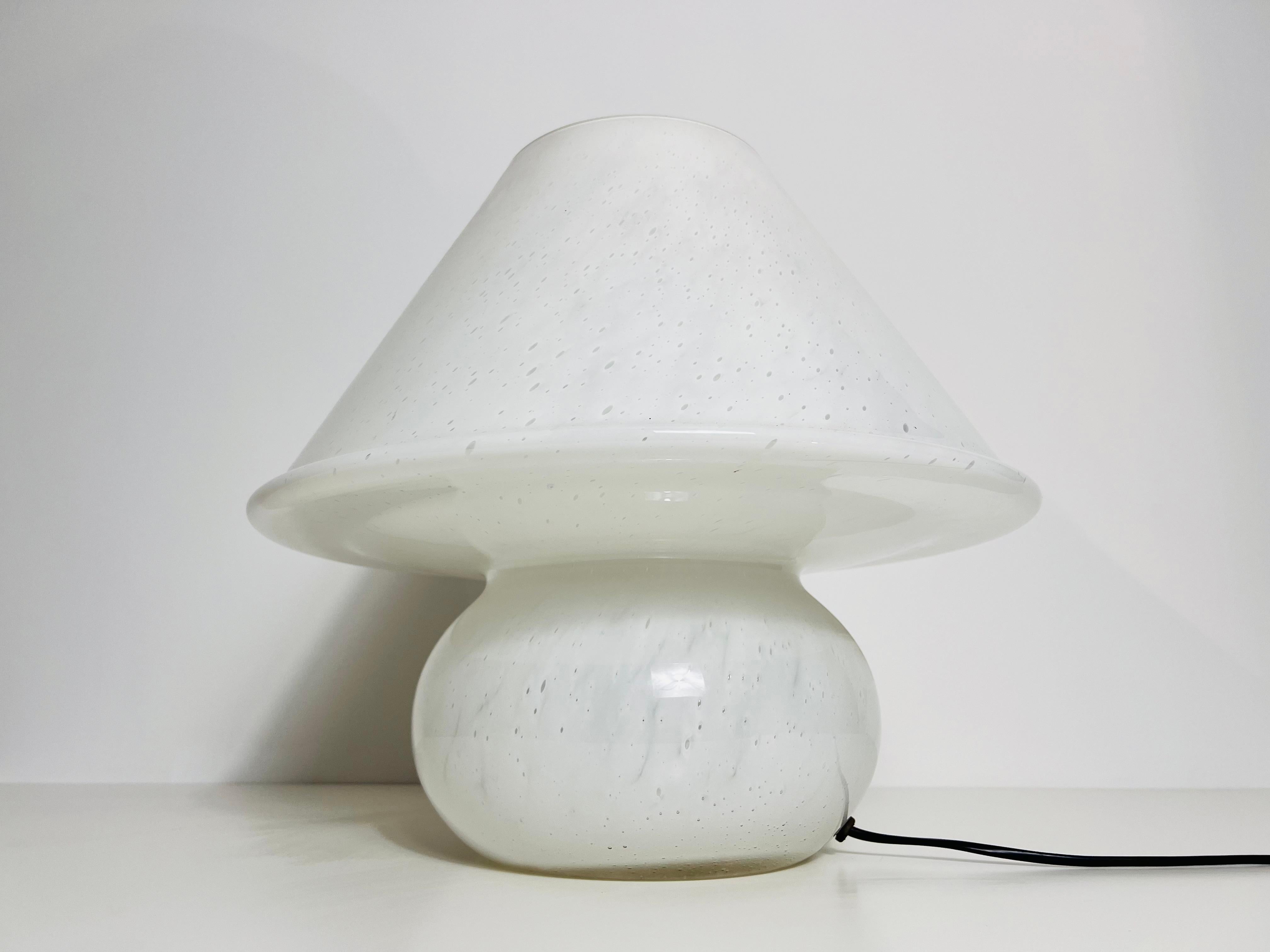 Lampada da tavolo a fungo in vetro molto grande di Limburg, Germania, anni '70 in vendita 1