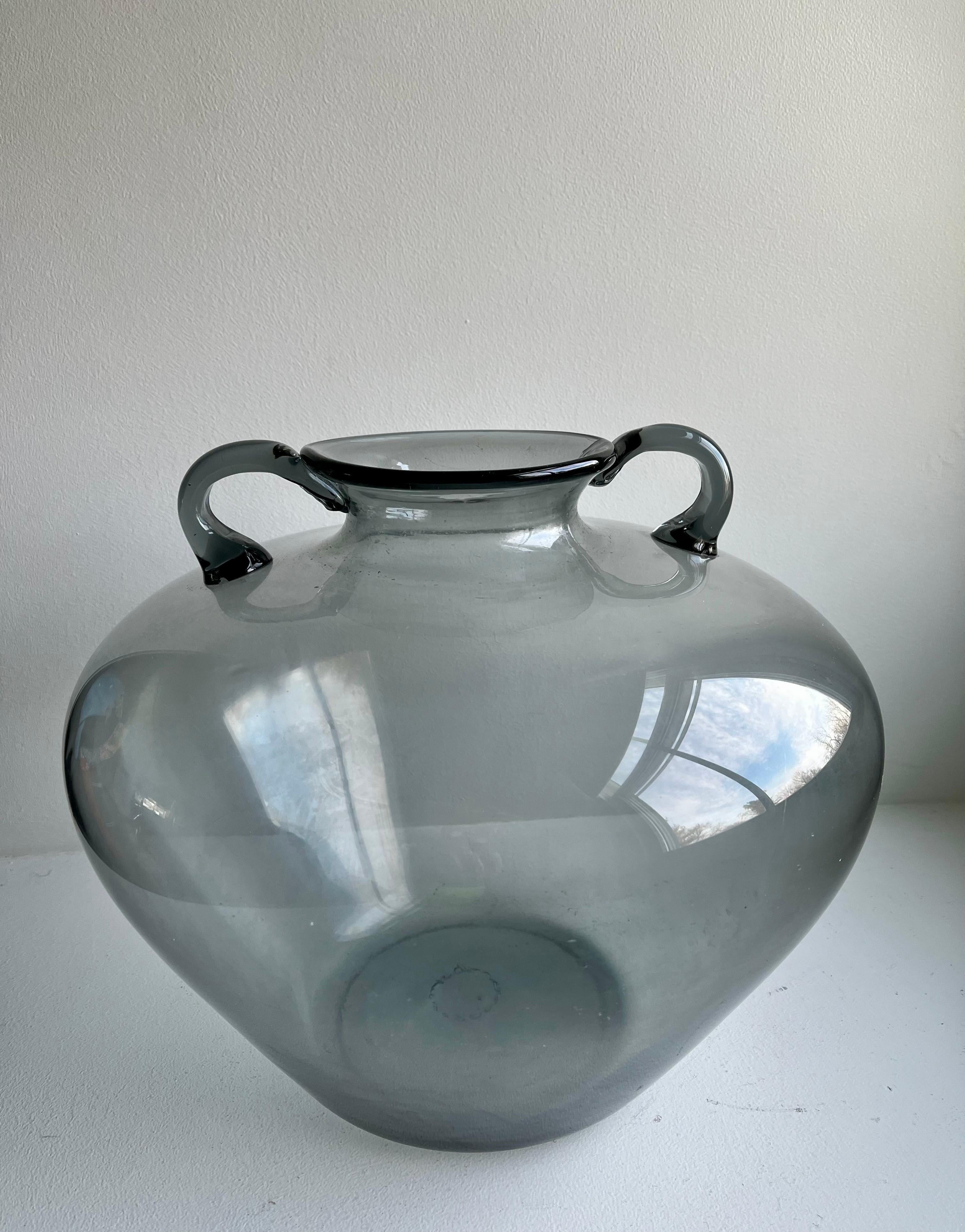 Très grand vase en verre clair fumé
non signé, artiste inconnu

