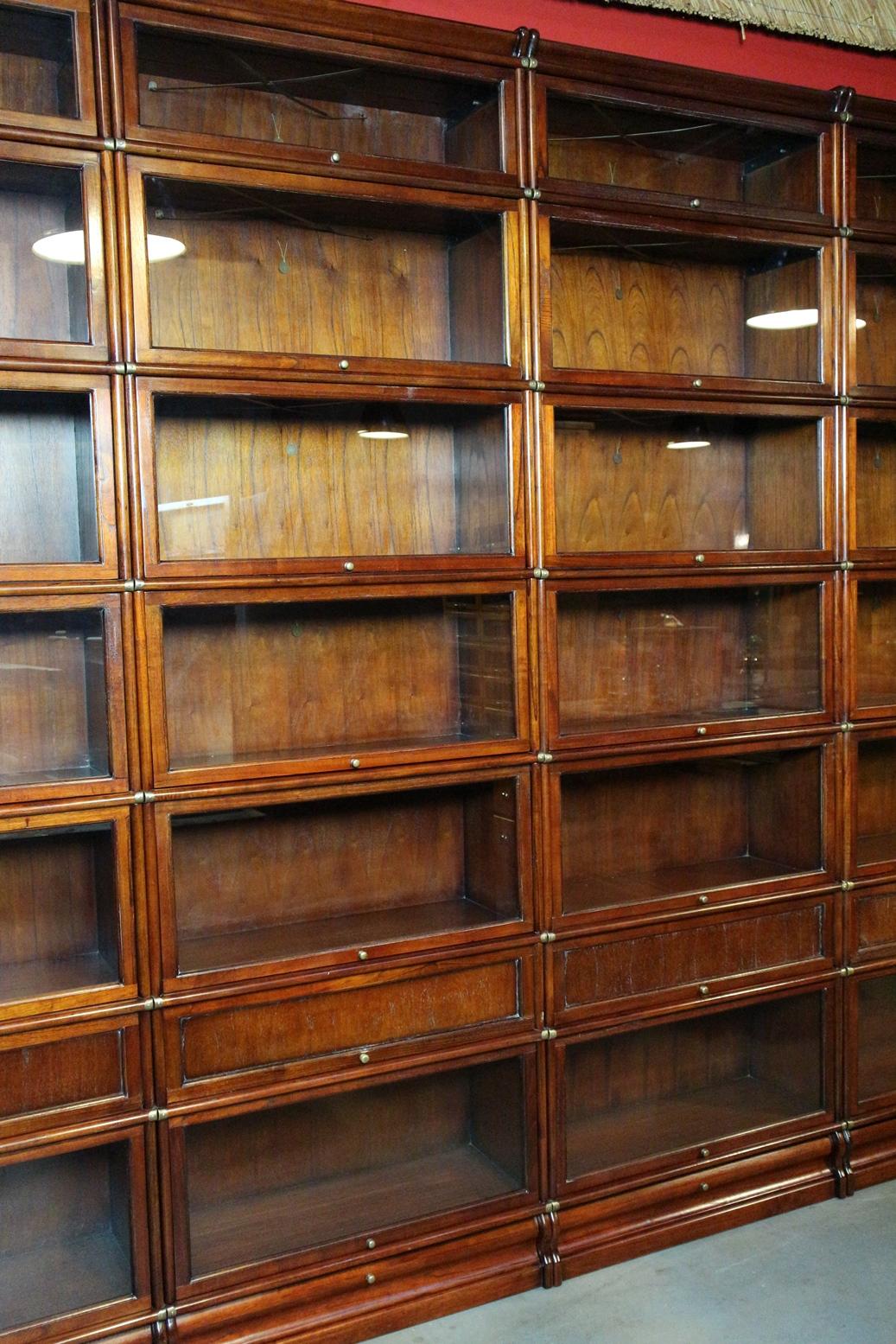 Impressive large Globe Wernicke bookcase / bookcase wall. Completely in perfect condition. Consisting of 54 stackable parts incl. Caps and feet. Suitable for binders. 30 file parts, 12 drawers and 6 book elements.
It is not an antique Globe