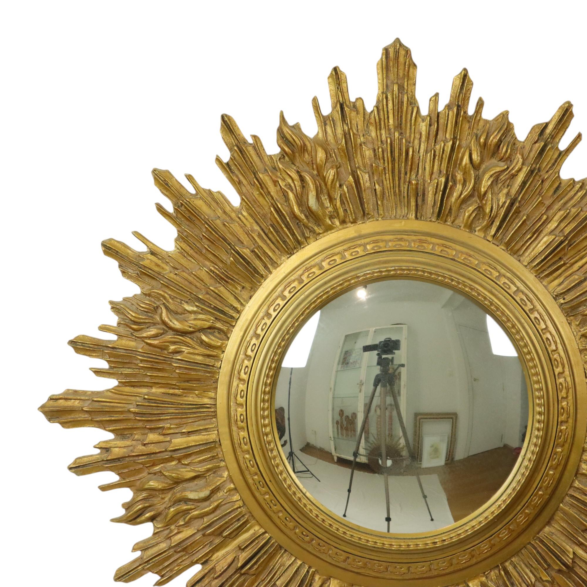 Exceptional and very large sun mirror, sunburst mirror made of gold-colored resin, with a convex mirror glass, beautiful design object from the 60s.

Impressive size, the sun rays of this very rare mirror are elaborately decorated and very detailed,
