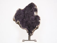 Oggetto decorativo: geode di ametista monumentale con fessura dinamica, di colore viola intenso