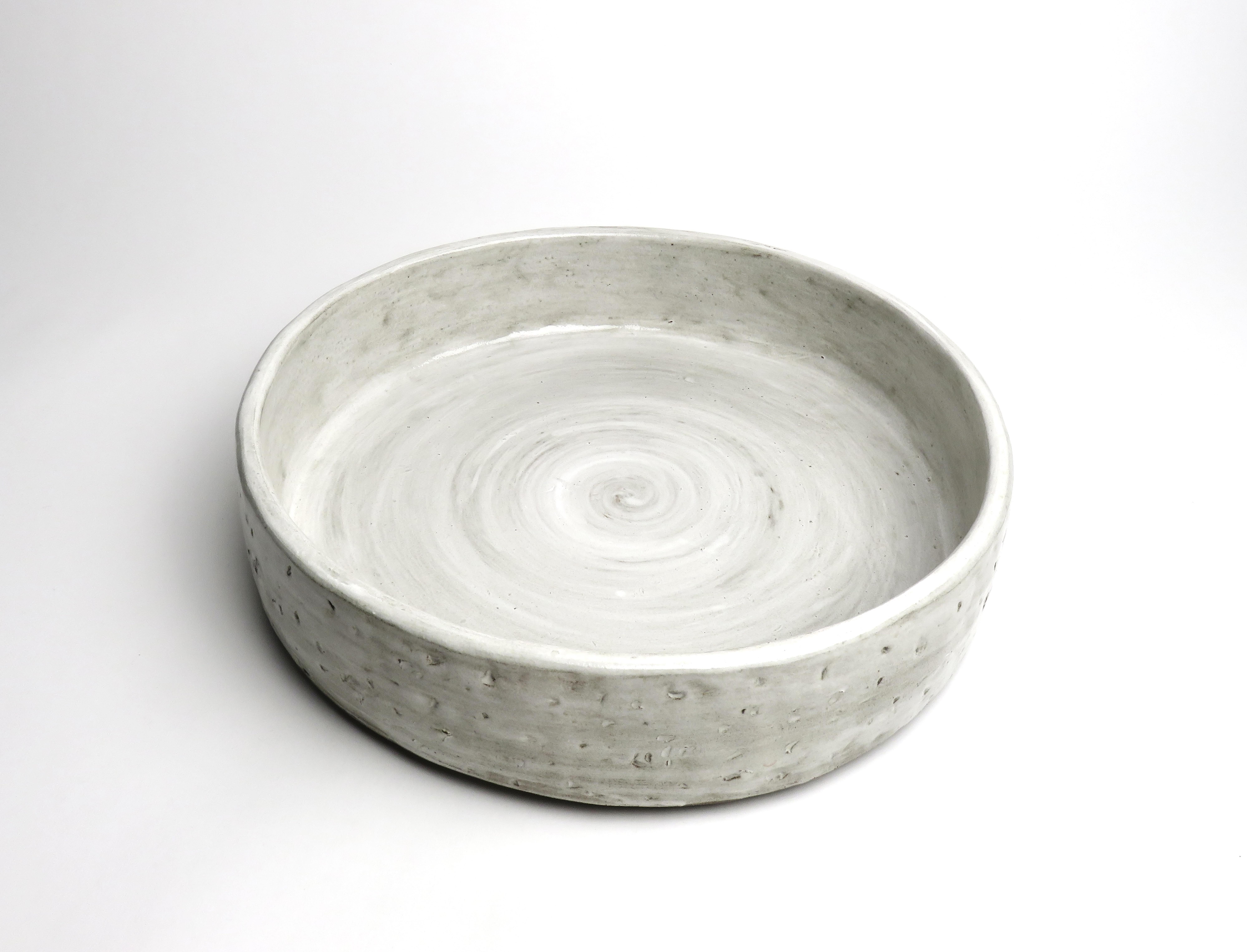 Große handgefertigte Keramik-Servier- oder Obstschale in cremefarbenem Weiß (21. Jahrhundert und zeitgenössisch) im Angebot