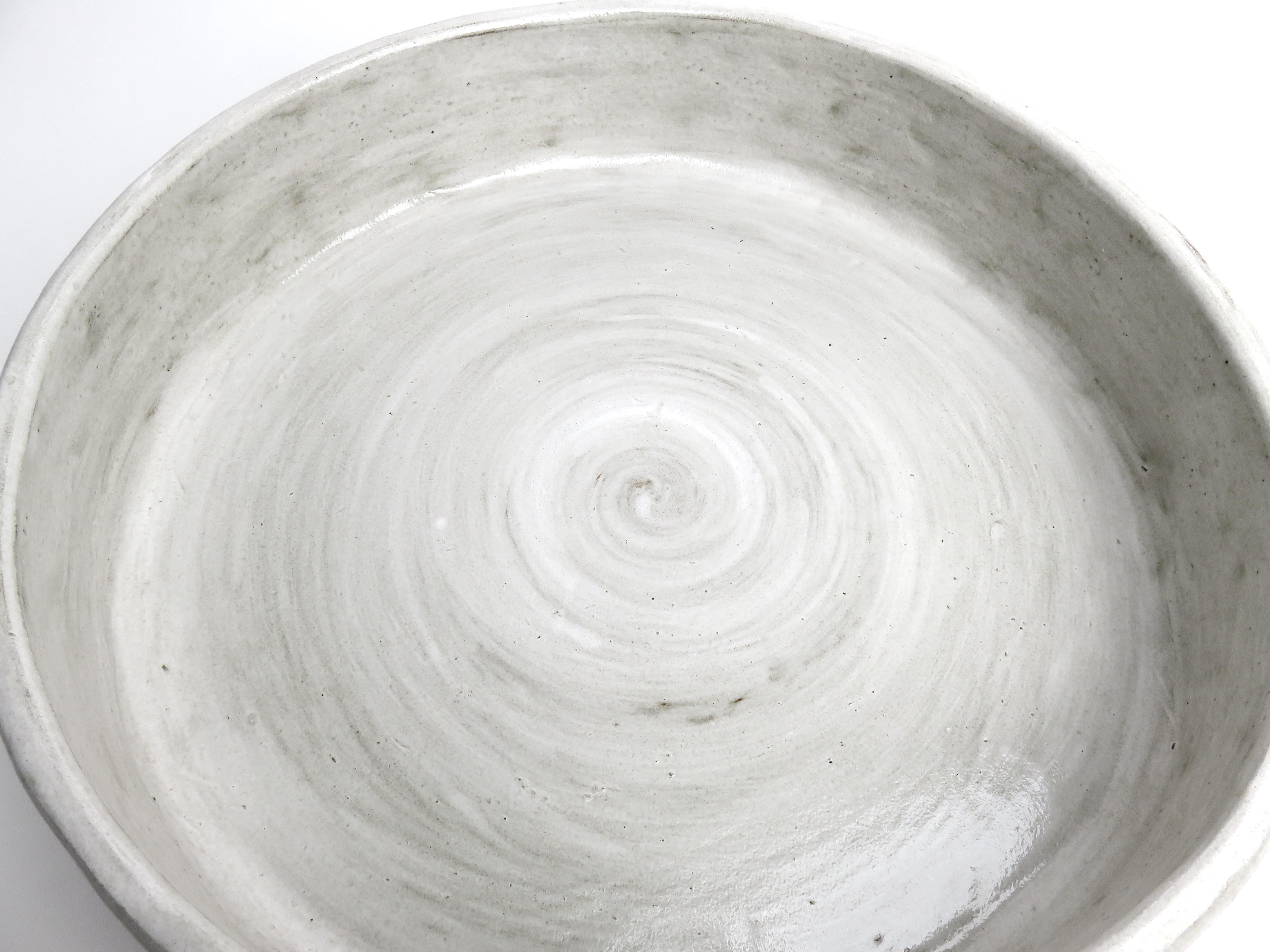 Große handgefertigte Keramik-Servier- oder Obstschale in cremefarbenem Weiß im Angebot 1