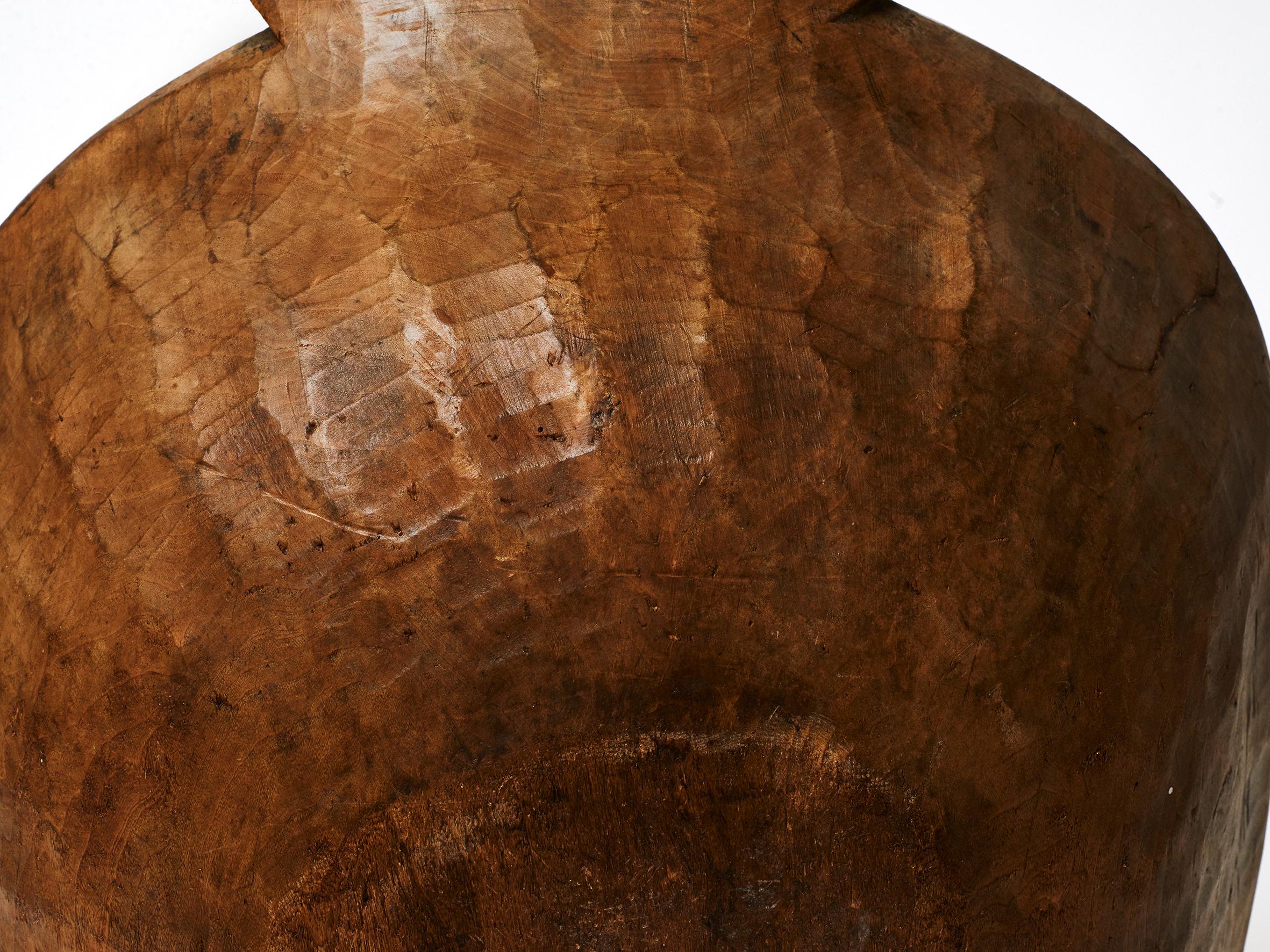 Cuenco muy grande de madera tallada a mano, principios del siglo XX en venta 7