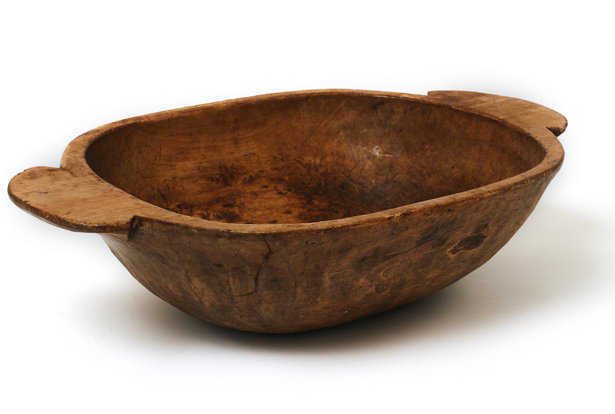 Cuenco muy grande de madera tallada a mano, principios del siglo XX Húngaro en venta