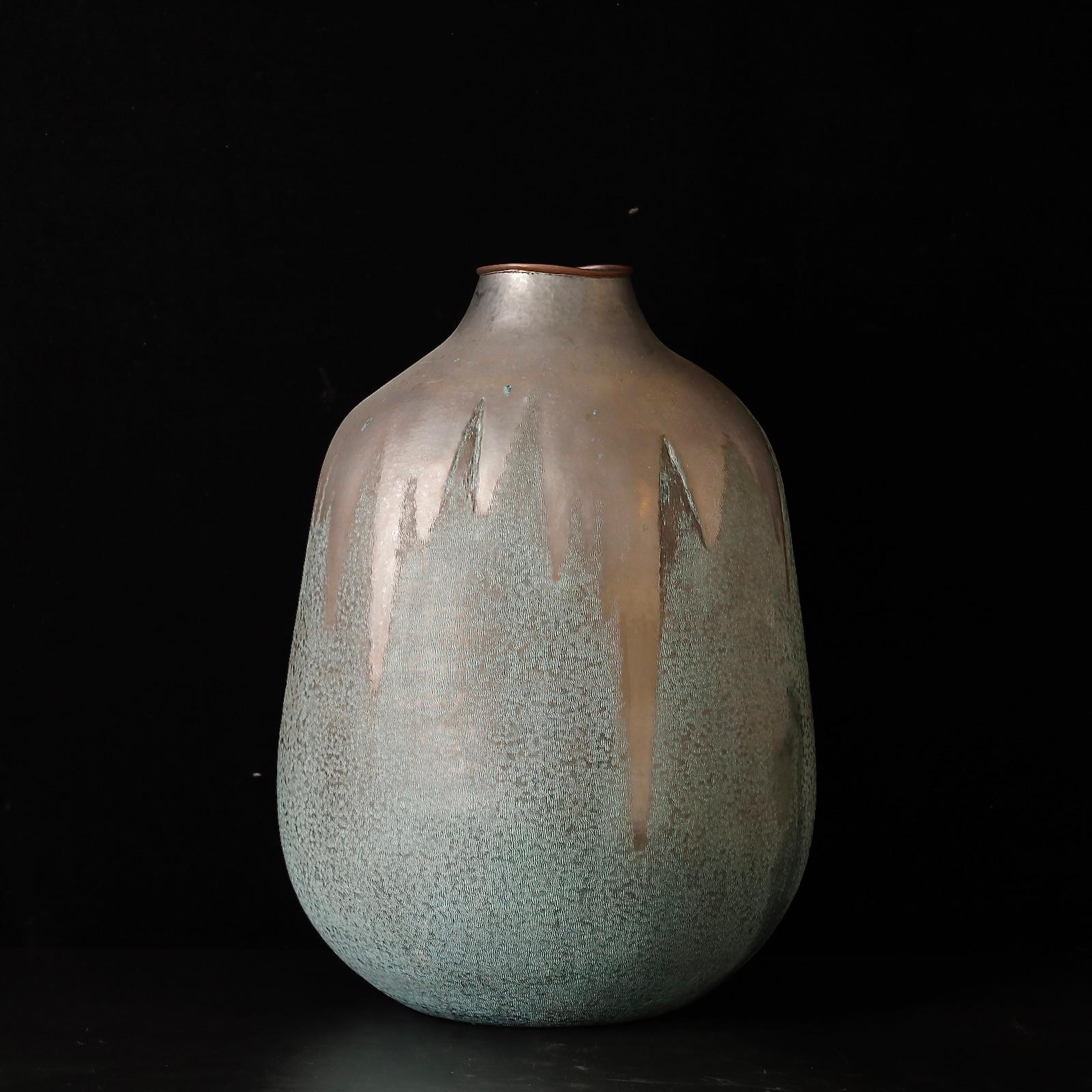 Very large hand hammered signed copper vase In Good Condition For Sale In Fukuoka, JP