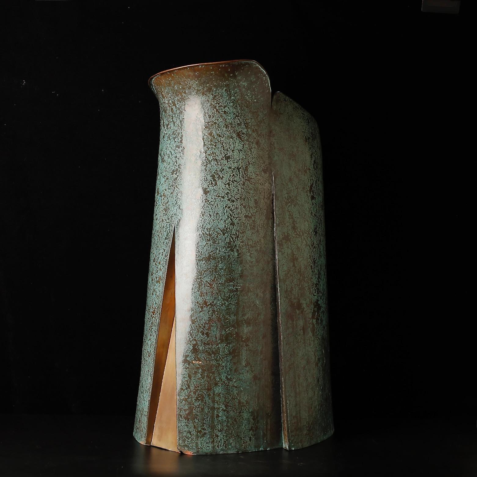 Very large hand hammered signed copper vase In Good Condition For Sale In Fukuoka, JP