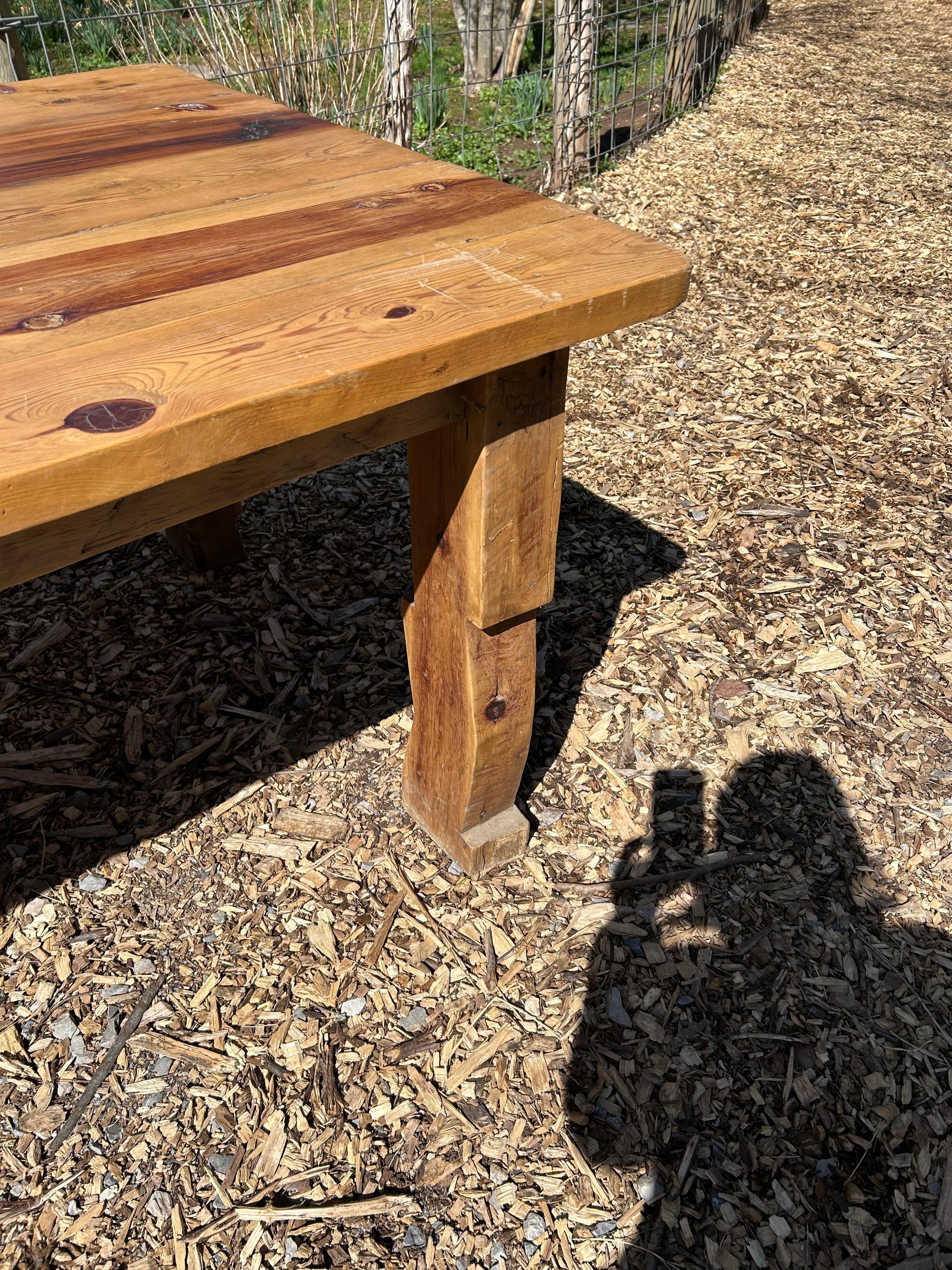 Très grande table de ferme en pin, faite à la main en vente 4