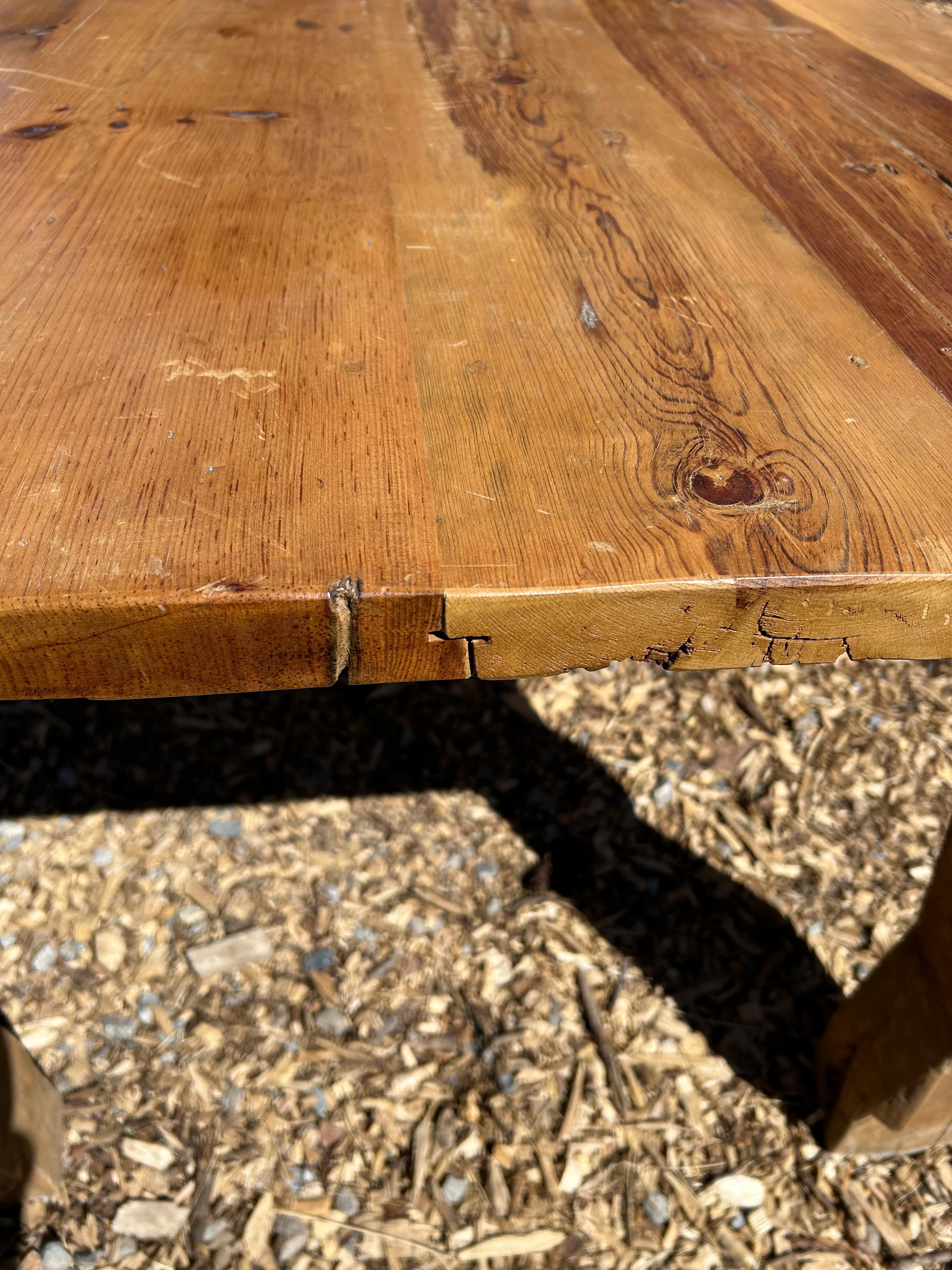 Rustique Très grande table de ferme en pin, faite à la main en vente