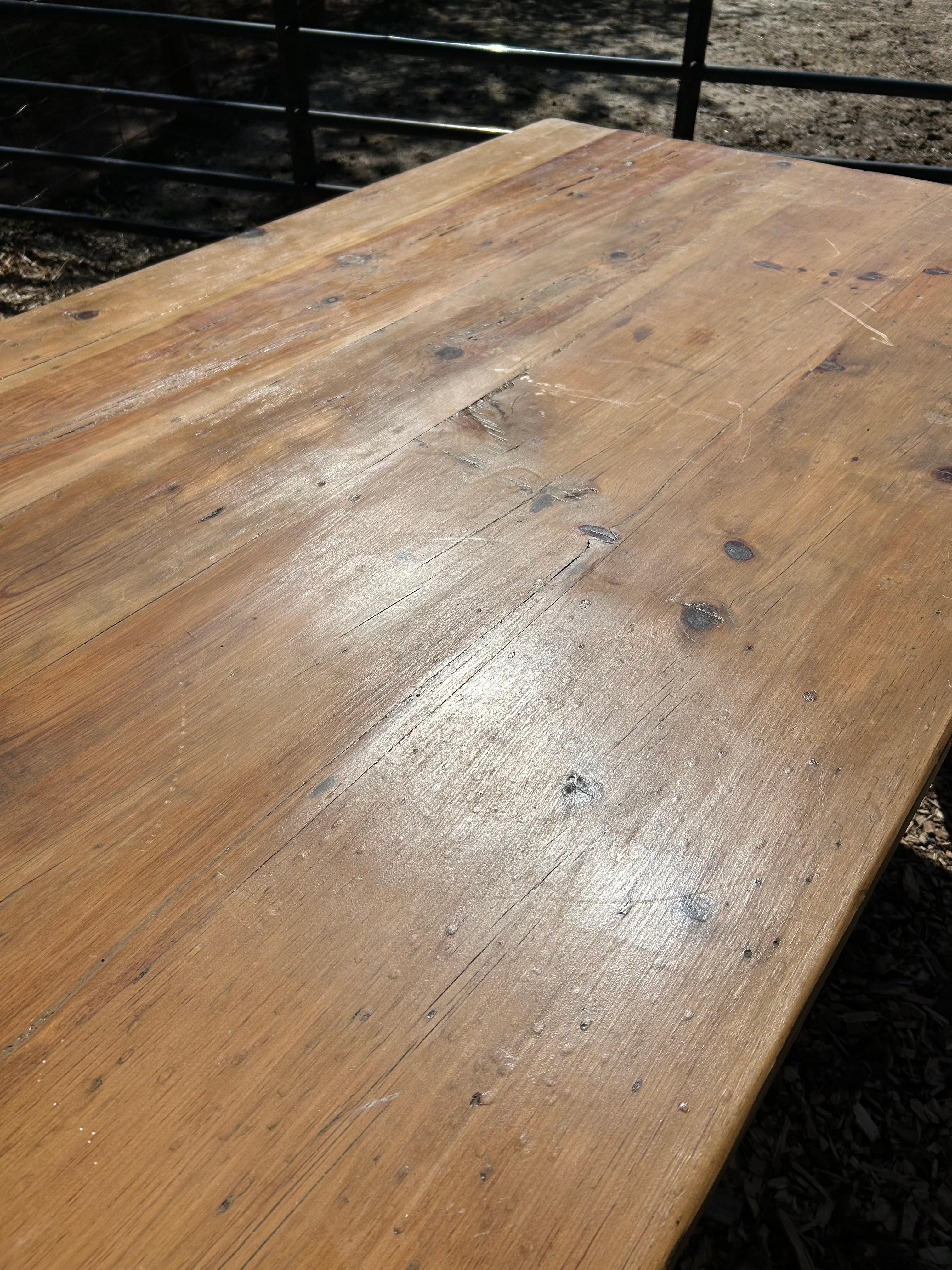 Pin Très grande table de ferme en pin, faite à la main en vente