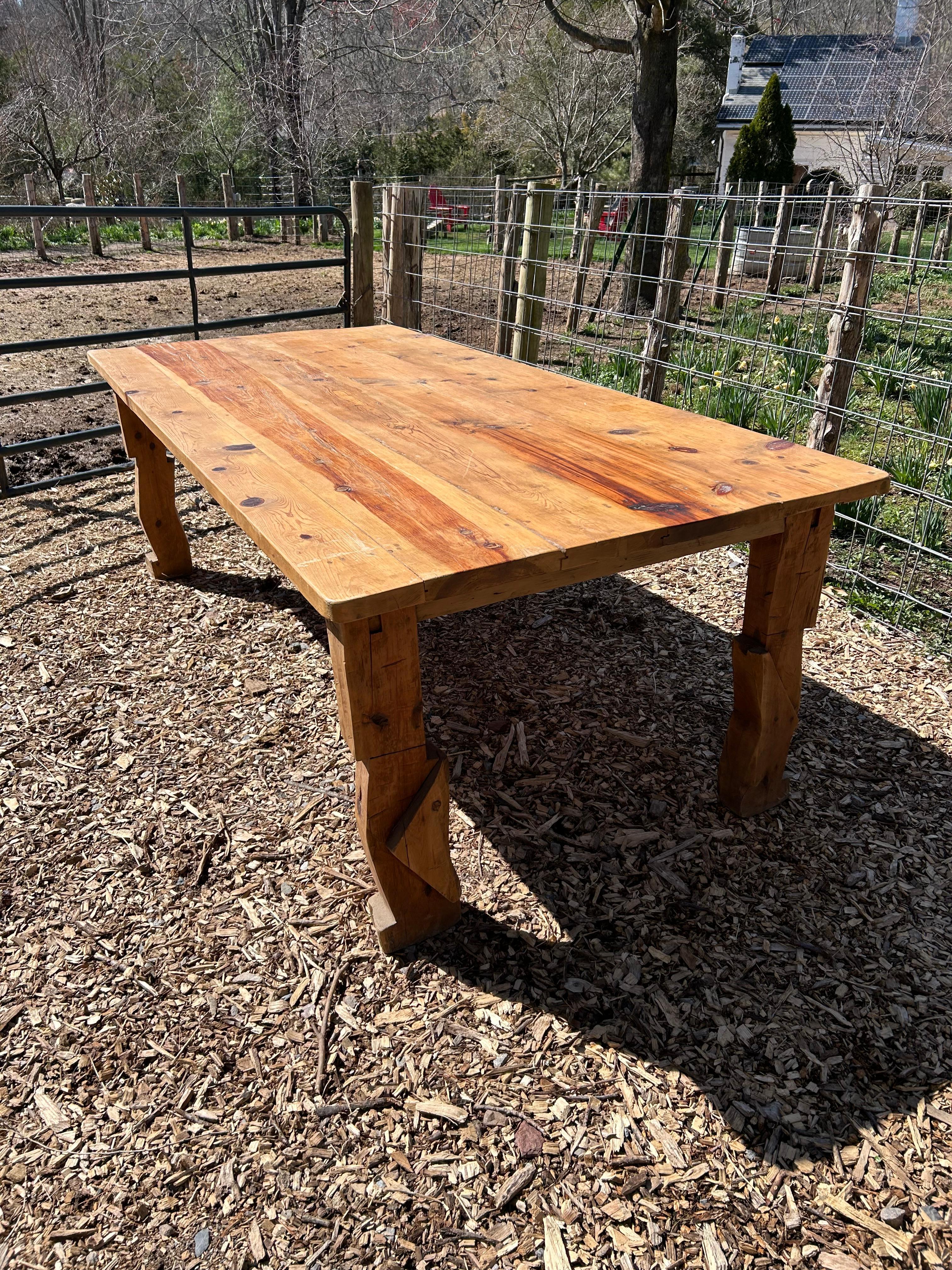 Très grande table de ferme en pin, faite à la main en vente 2
