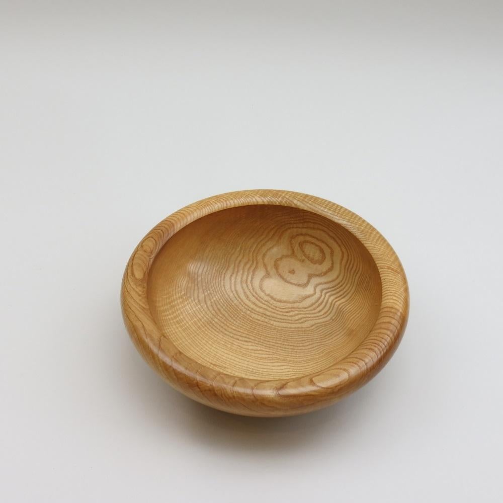 Beautiful hand turned bowl made from Devonshire rippled Ash. Very nice heavy piece, with good thick edge to the rim of the bowl.  Beautiful piece of wood very nicely turned.

Signed to the underside.

ST1587
