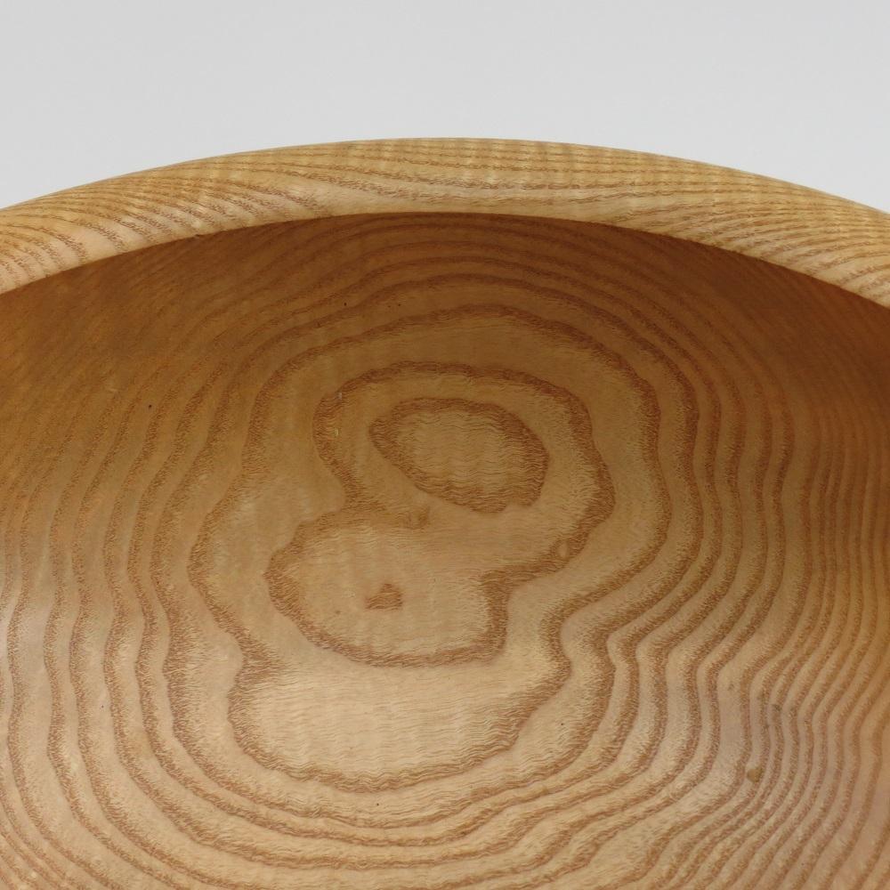 Very large hand turned Rippled Ash Bowl Made in England In Good Condition For Sale In Stow on the Wold, GB