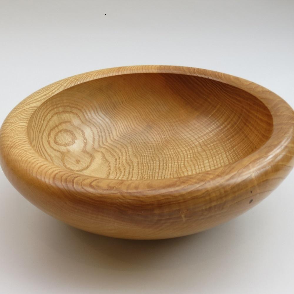 Cuenco de fresno ondulado muy grande torneado a mano Hecho en Inglaterra Siglo XXI y contemporáneo en venta