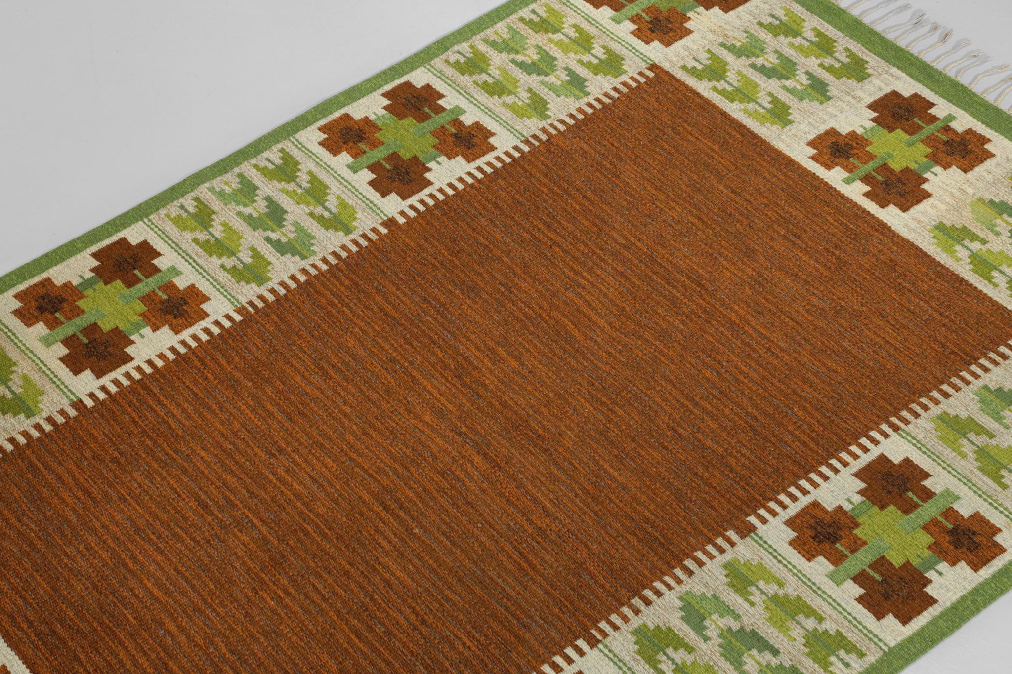Very large Scandinavian rug from the 60's by the Swedish artist Berit Woelfer. Flat weaving technique (rillakan), wool on linen. Traditional geometrical patterns in green, brown and beige. Handwoven in Sweden in the 50s/60s. Excellent vintage