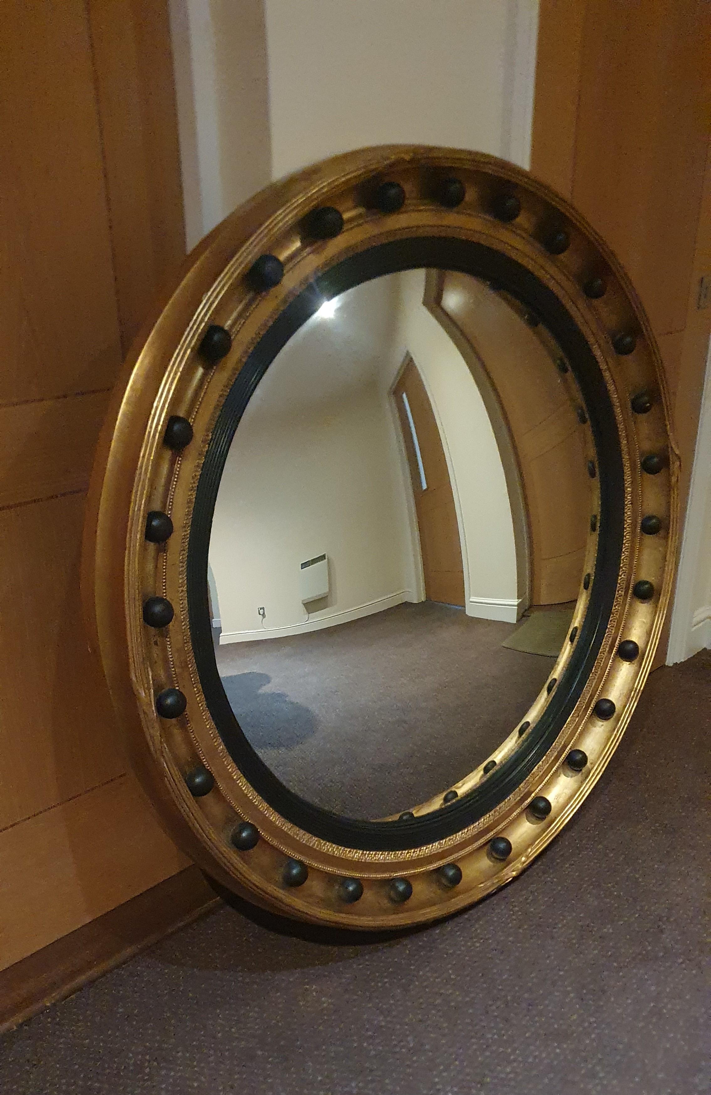 Ein sehr feiner und ungewöhnlich großer konvexer Spiegel im englischen Regency-Stil in einem sehr dicken und tiefen handgeschnitzten Giltwood-Rahmen, der mit Ölvergoldung und ebonisierten Details versehen ist

Dies ist ein sehr großer Spiegel und