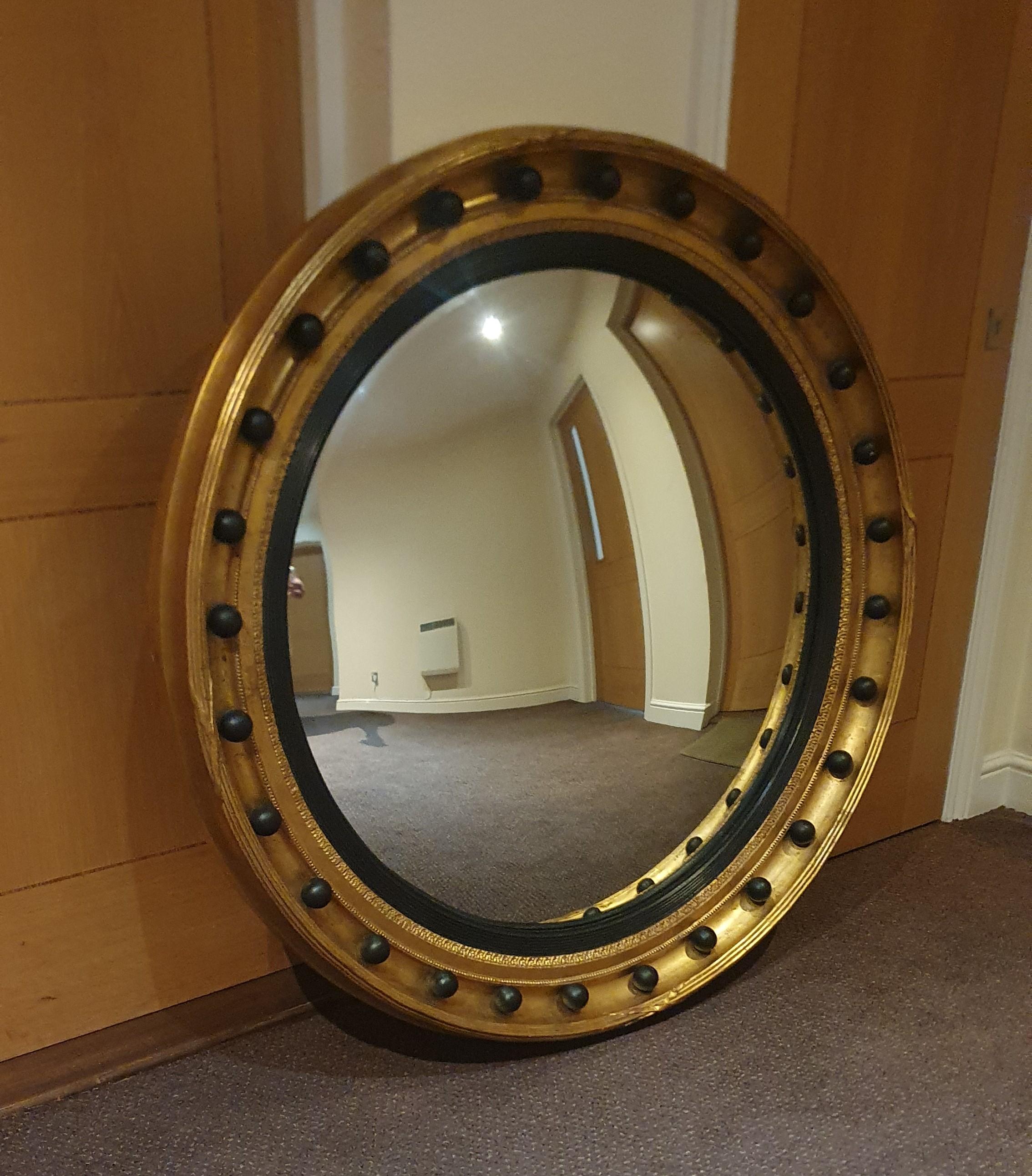 Sehr großer, stark geschnitzter runder vergoldeter Rahmen im Regency-Stil mit konvexem Spiegel (Britisch) im Angebot