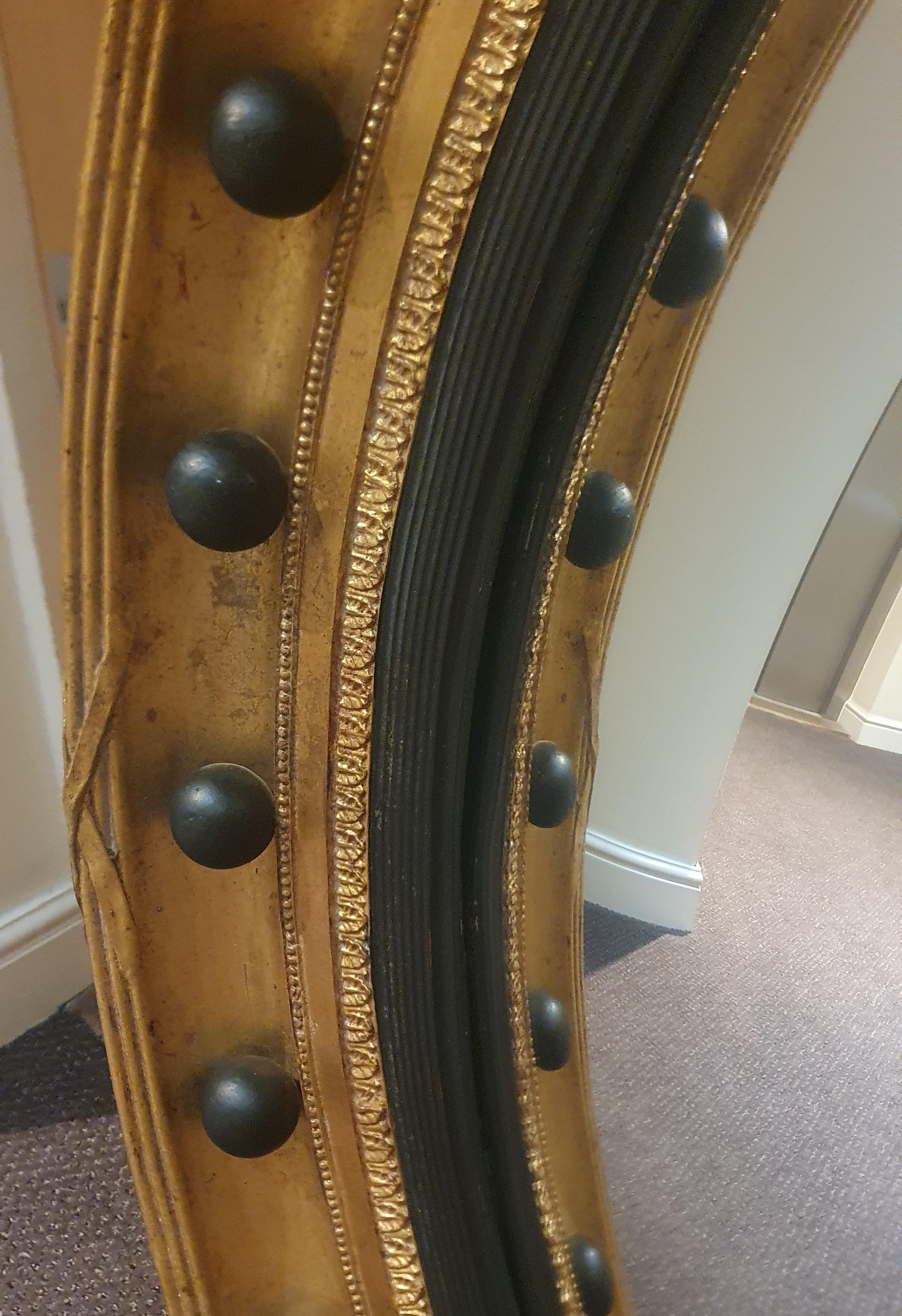 Sehr großer, stark geschnitzter runder vergoldeter Rahmen im Regency-Stil mit konvexem Spiegel im Zustand „Gut“ im Angebot in London, GB