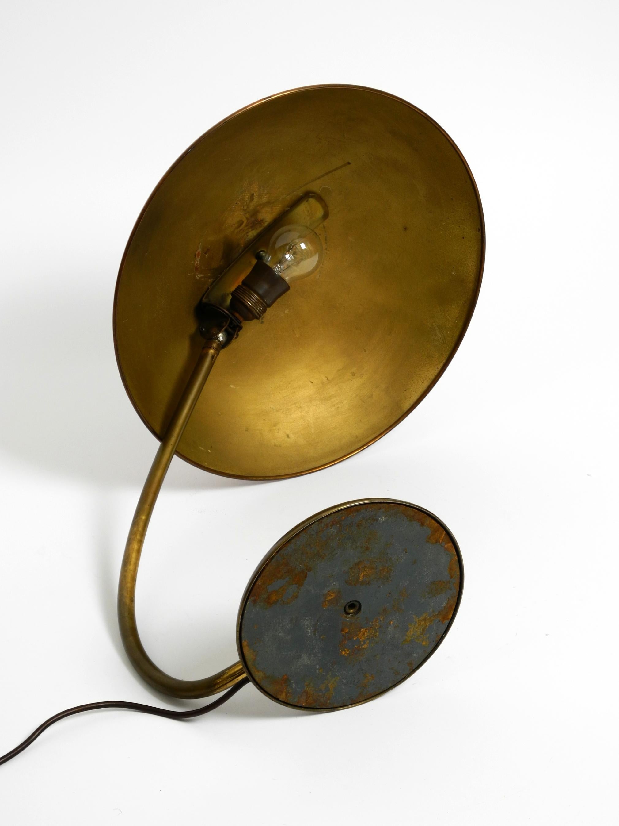 Très grande lampe de table allemande du milieu du siècle dernier en laiton avec un énorme abat-jour 3