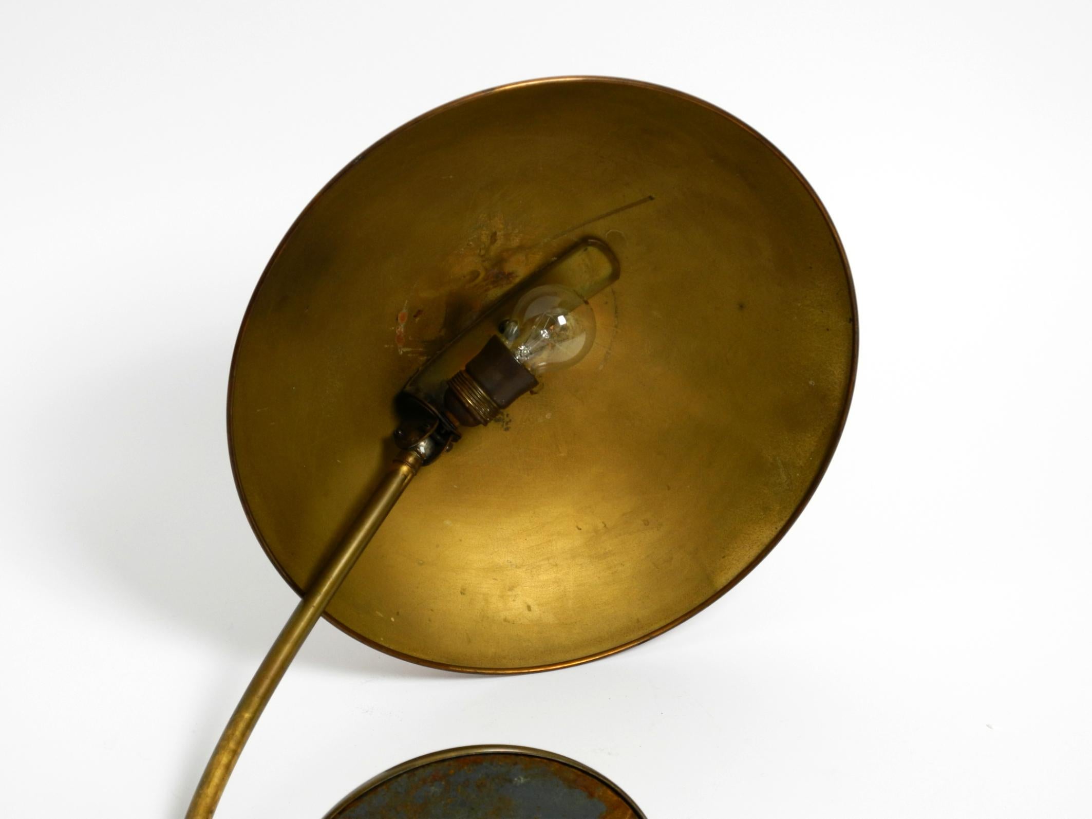 Très grande lampe de table allemande du milieu du siècle dernier en laiton avec un énorme abat-jour 4