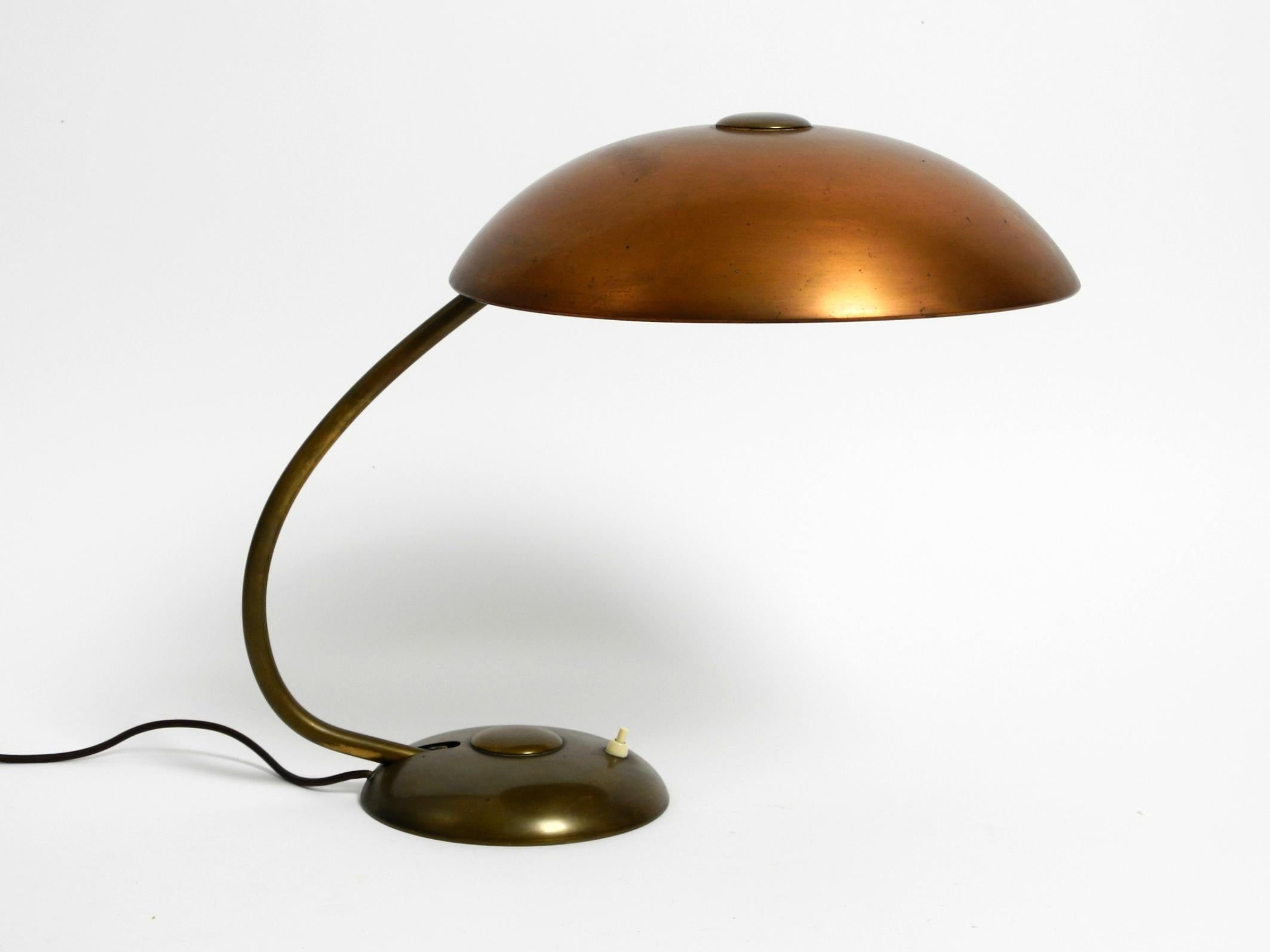 Très grande lampe de table allemande du milieu du siècle dernier en laiton avec un énorme abat-jour 6