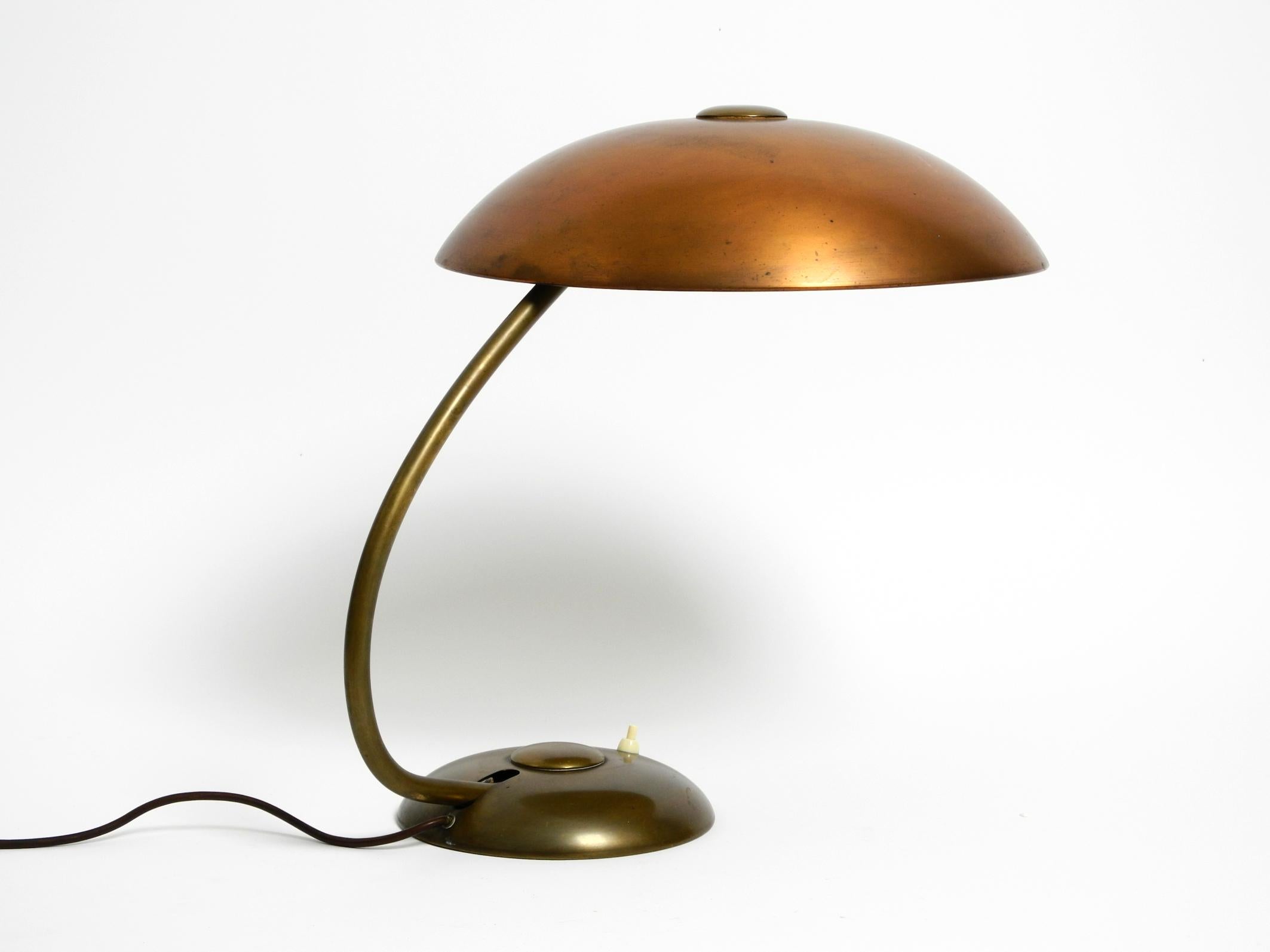 Très grande lampe de table allemande du milieu du siècle dernier en laiton avec un énorme abat-jour 8