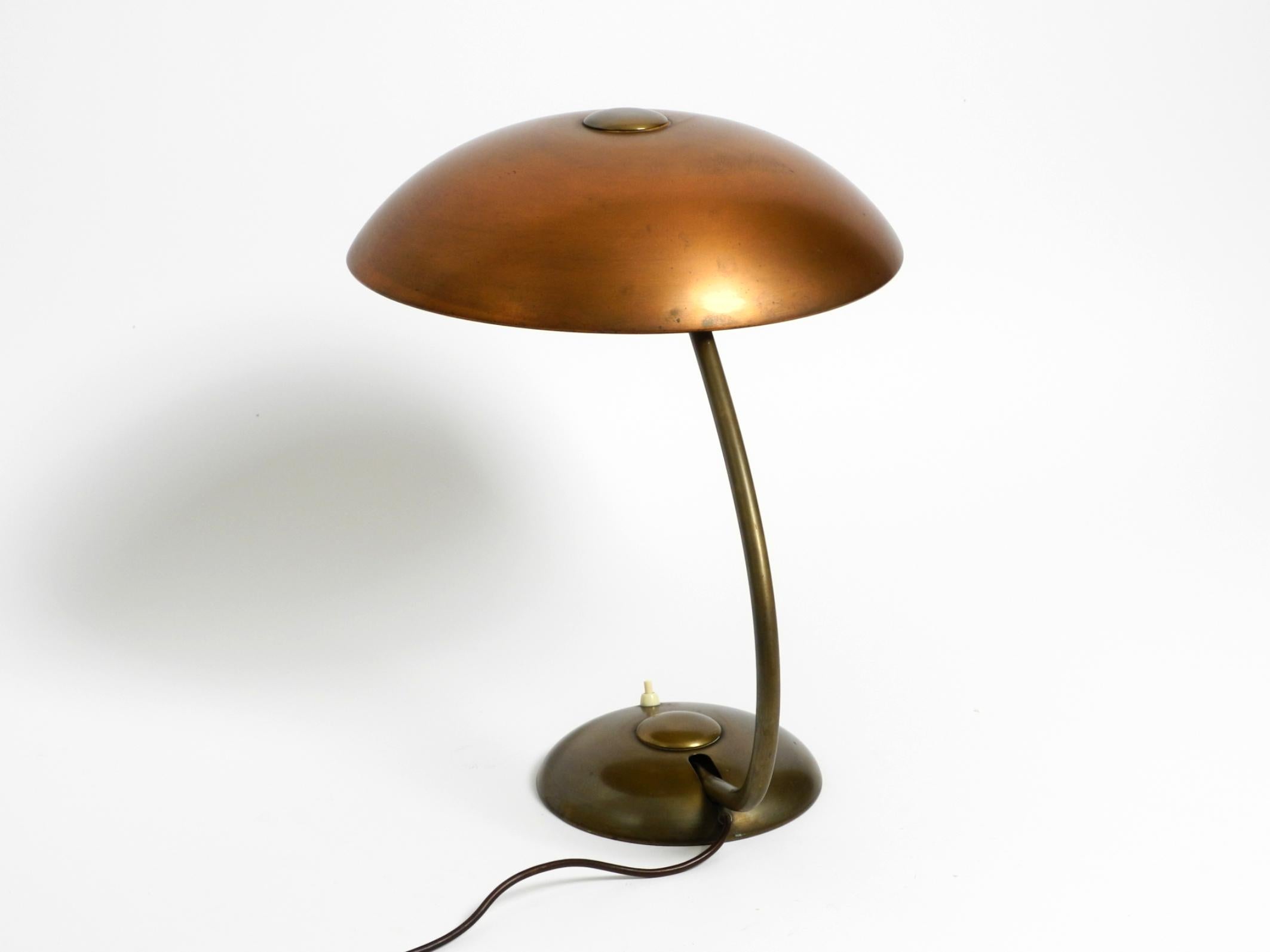 Très grande lampe de table allemande du milieu du siècle dernier en laiton avec un énorme abat-jour 9