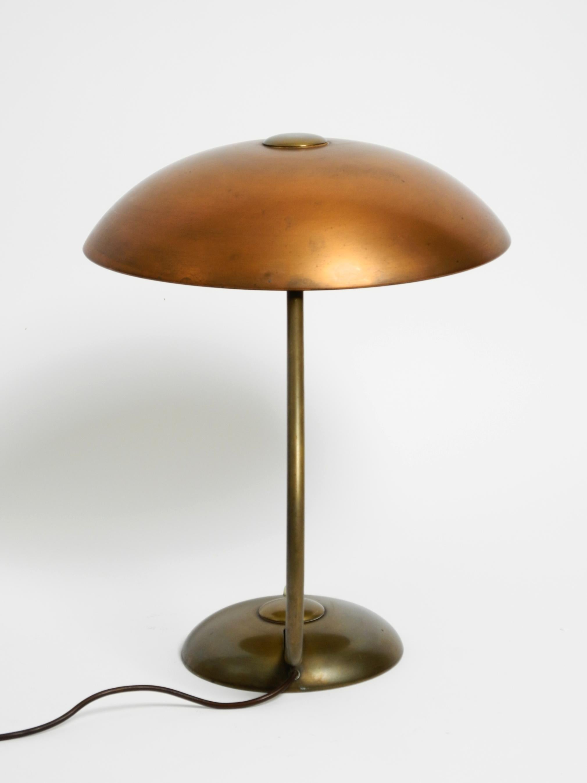 Très grande lampe de table allemande du milieu du siècle dernier en laiton avec un énorme abat-jour 10