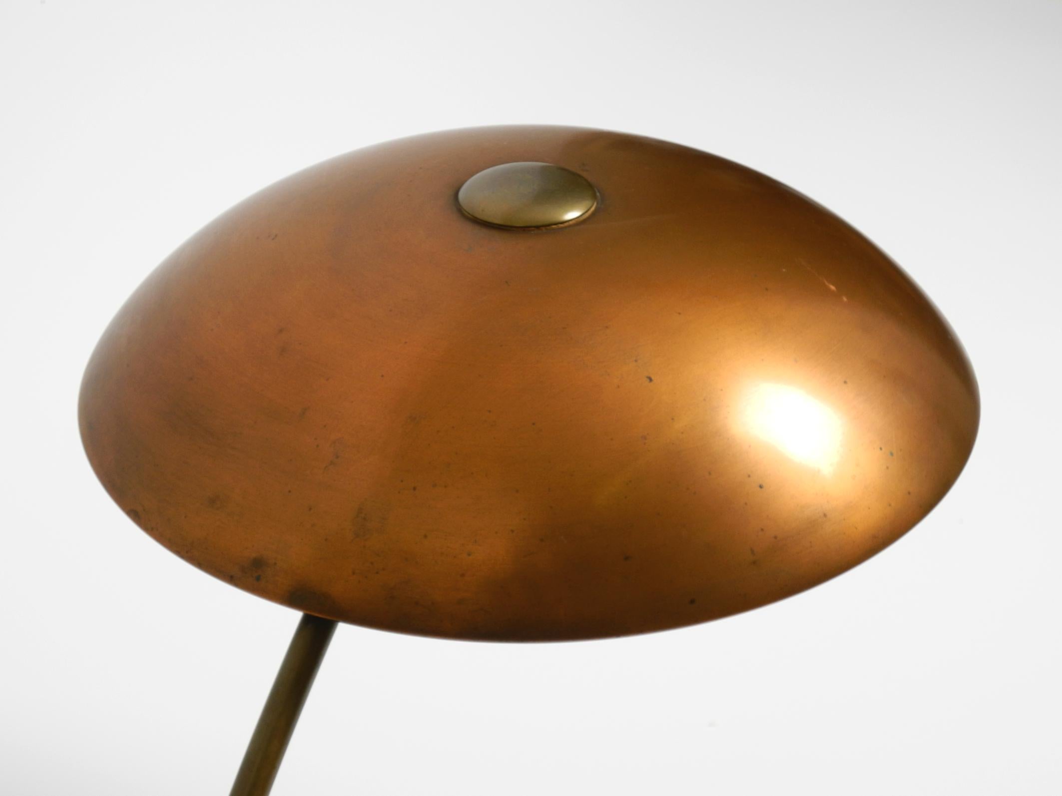Très grande lampe de table allemande du milieu du siècle dernier en laiton avec un énorme abat-jour 11