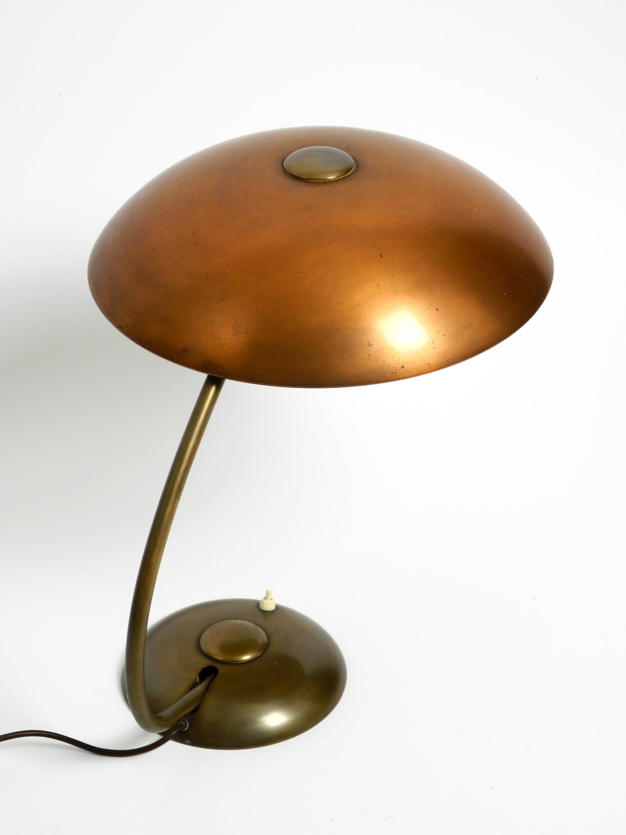 Mid-Century Modern Très grande lampe de table allemande du milieu du siècle dernier en laiton avec un énorme abat-jour