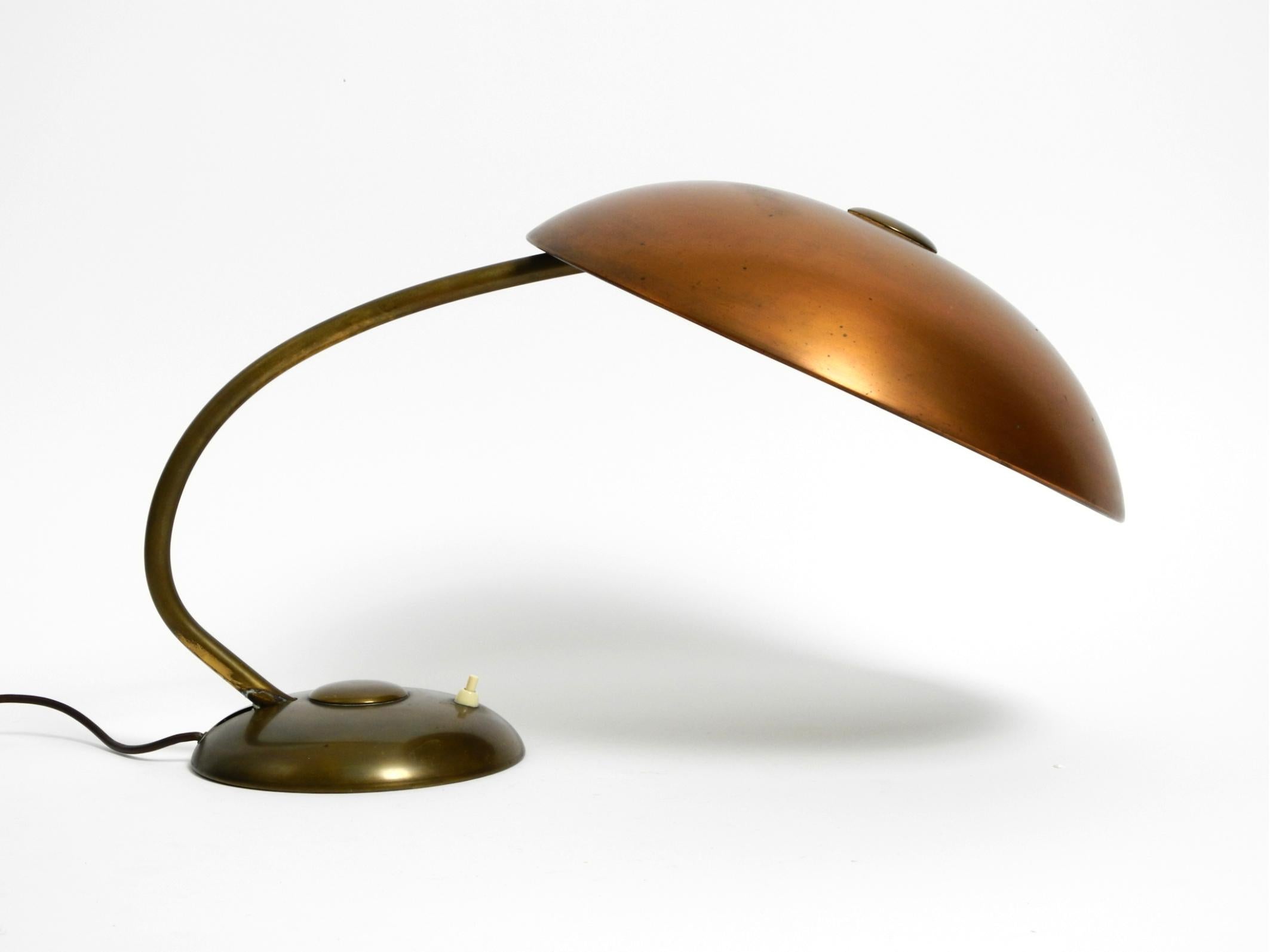 Allemand Très grande lampe de table allemande du milieu du siècle dernier en laiton avec un énorme abat-jour