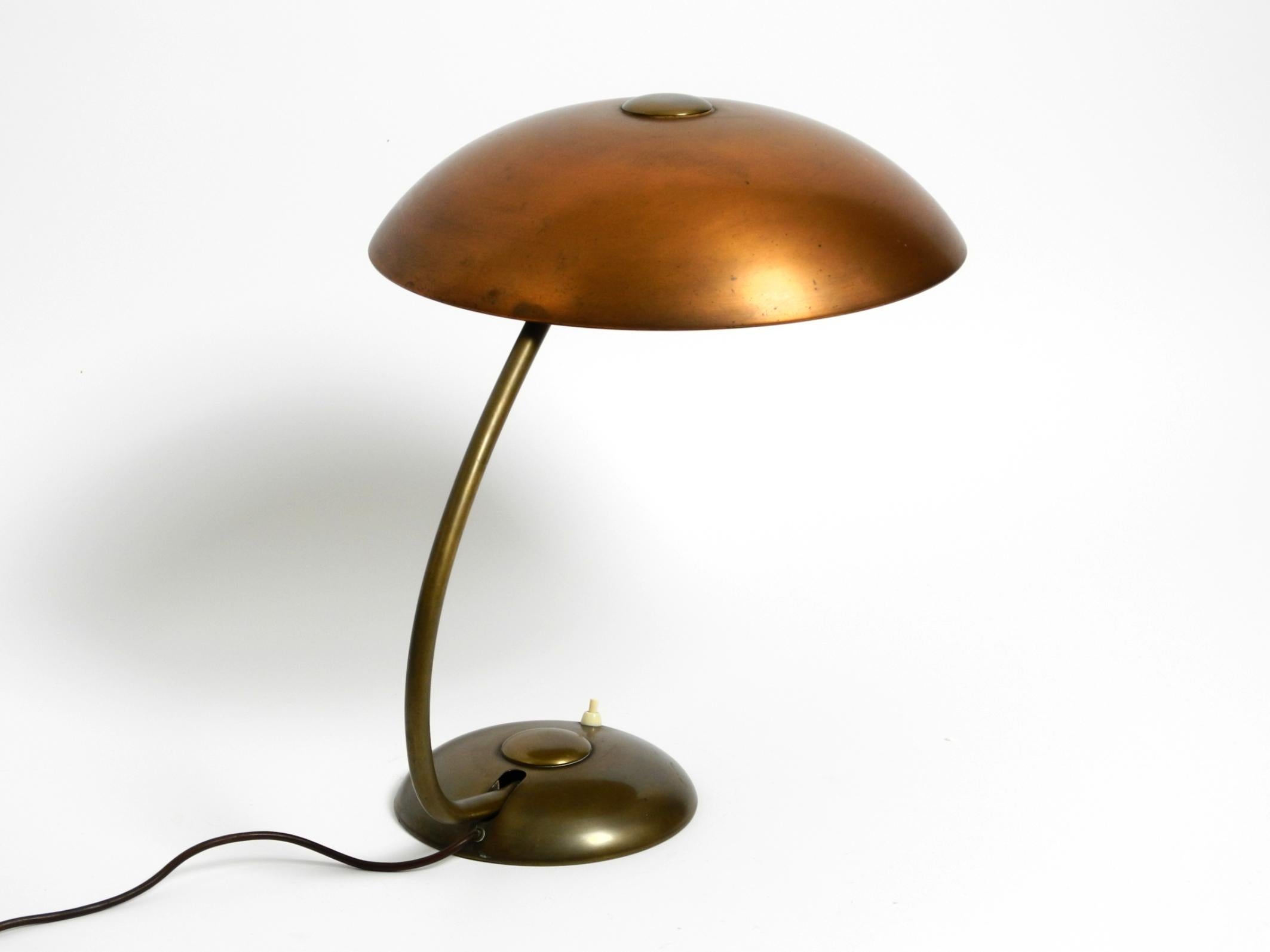 Milieu du XXe siècle Très grande lampe de table allemande du milieu du siècle dernier en laiton avec un énorme abat-jour