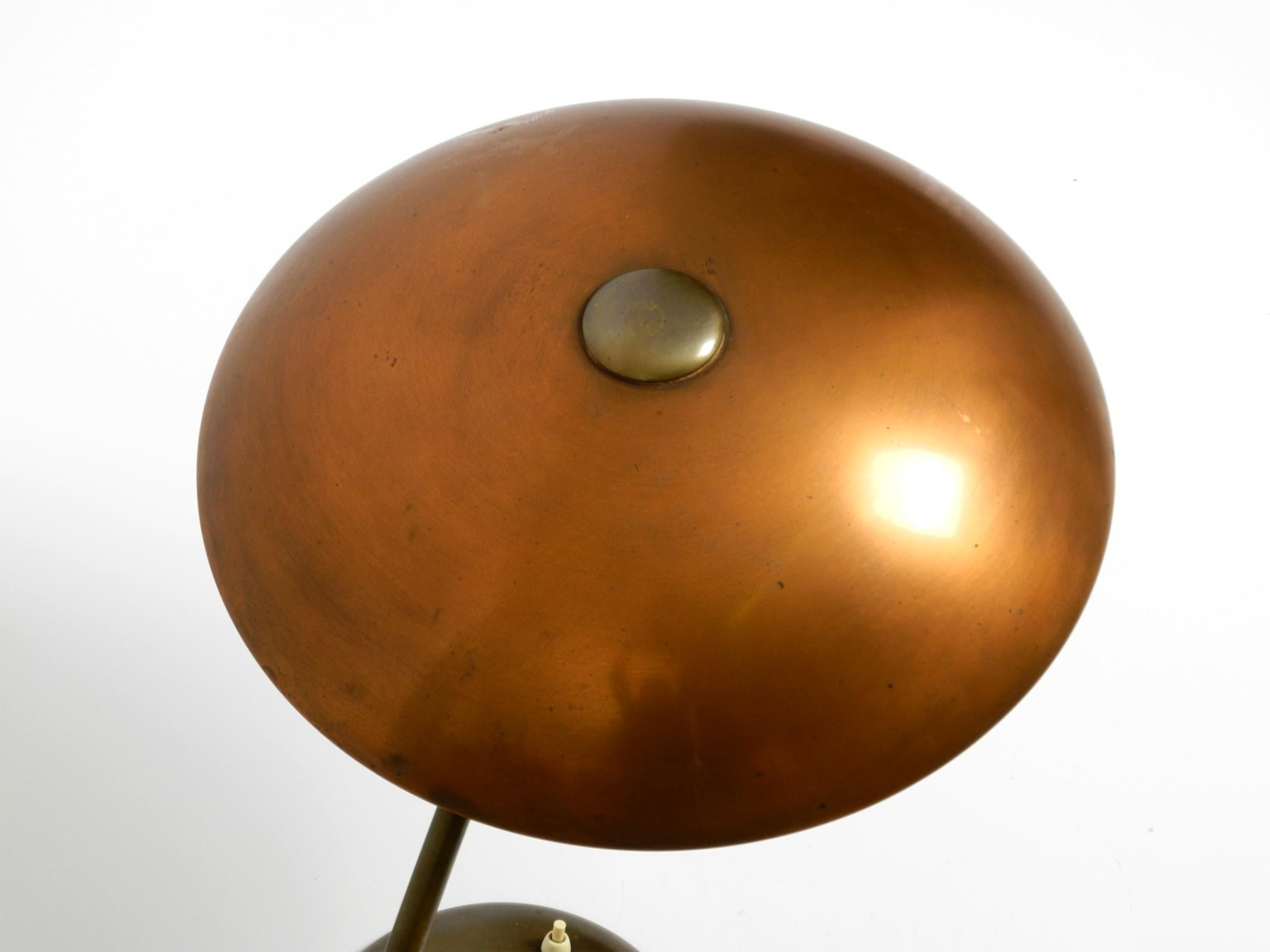 Laiton Très grande lampe de table allemande du milieu du siècle dernier en laiton avec un énorme abat-jour