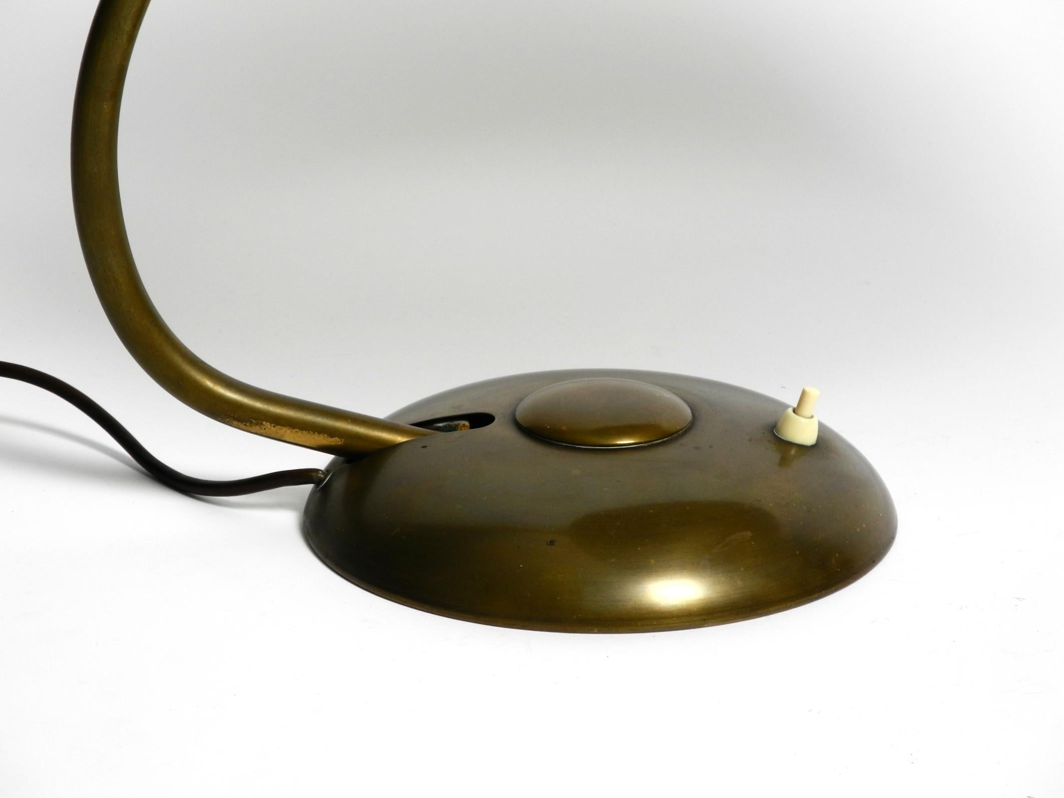 Très grande lampe de table allemande du milieu du siècle dernier en laiton avec un énorme abat-jour 1