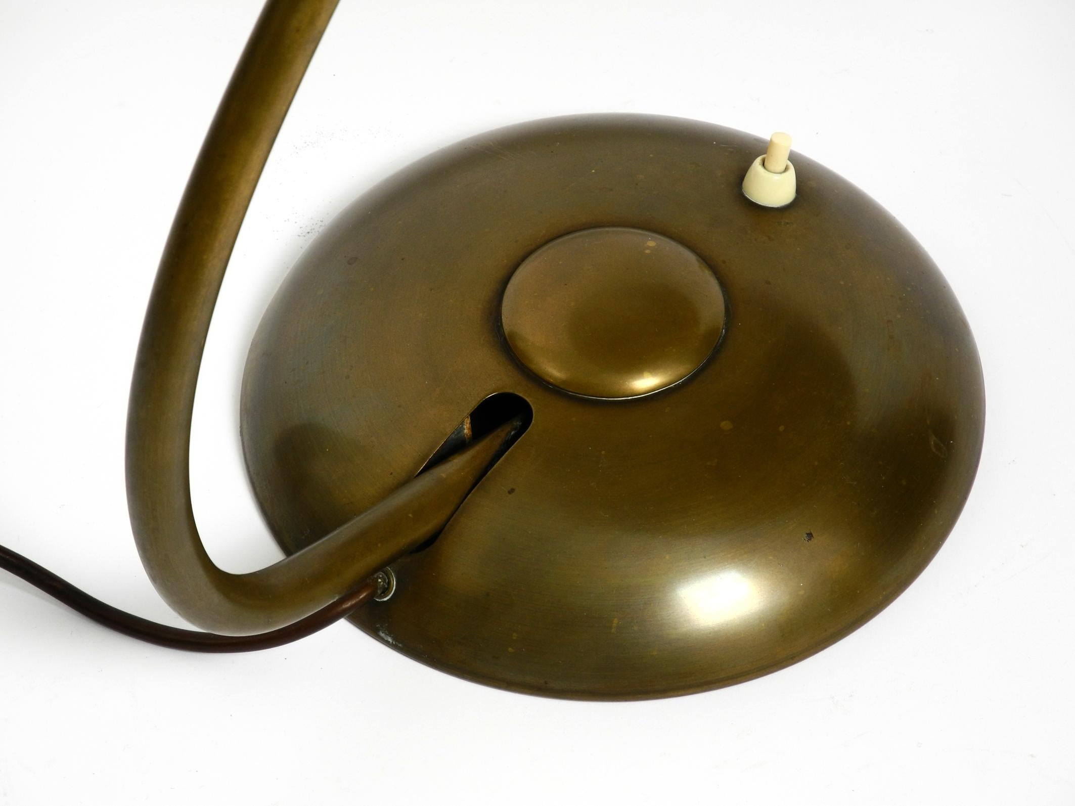 Très grande lampe de table allemande du milieu du siècle dernier en laiton avec un énorme abat-jour 2