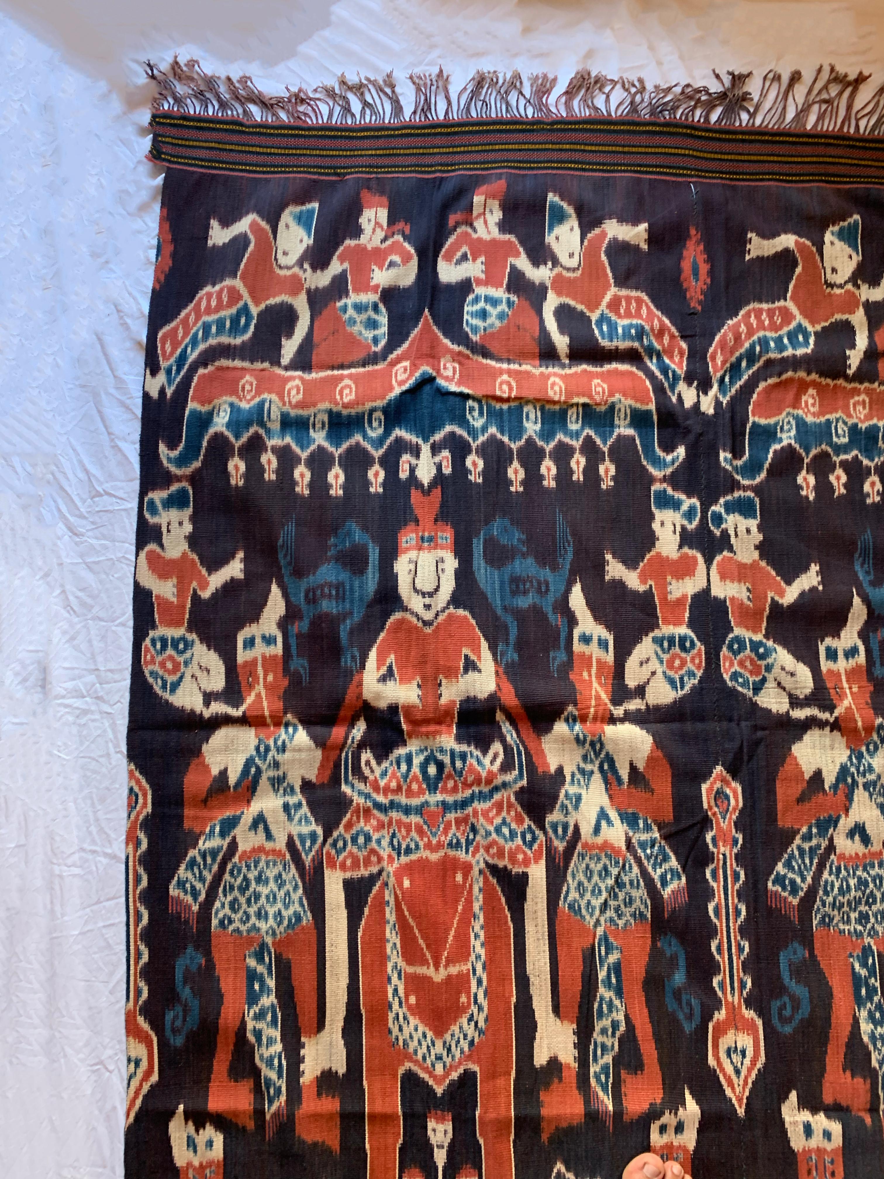 Großes Ikat-Textil von der Insel Sumba mit atemberaubenden Stammesmotiven, Indonesien (Indonesisch) im Angebot