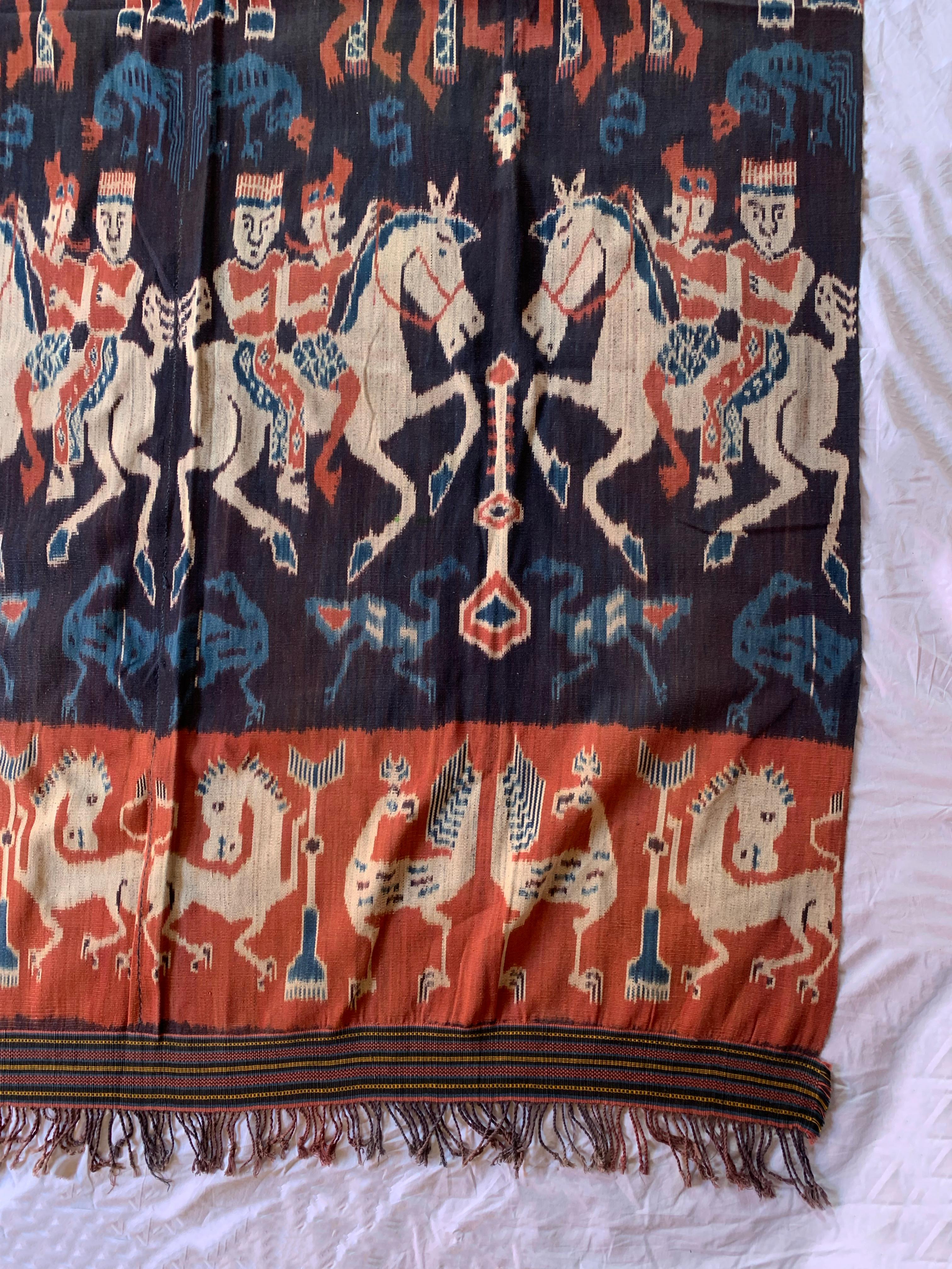 Großes Ikat-Textil von der Insel Sumba mit atemberaubenden Stammesmotiven, Indonesien (Handgewebt) im Angebot