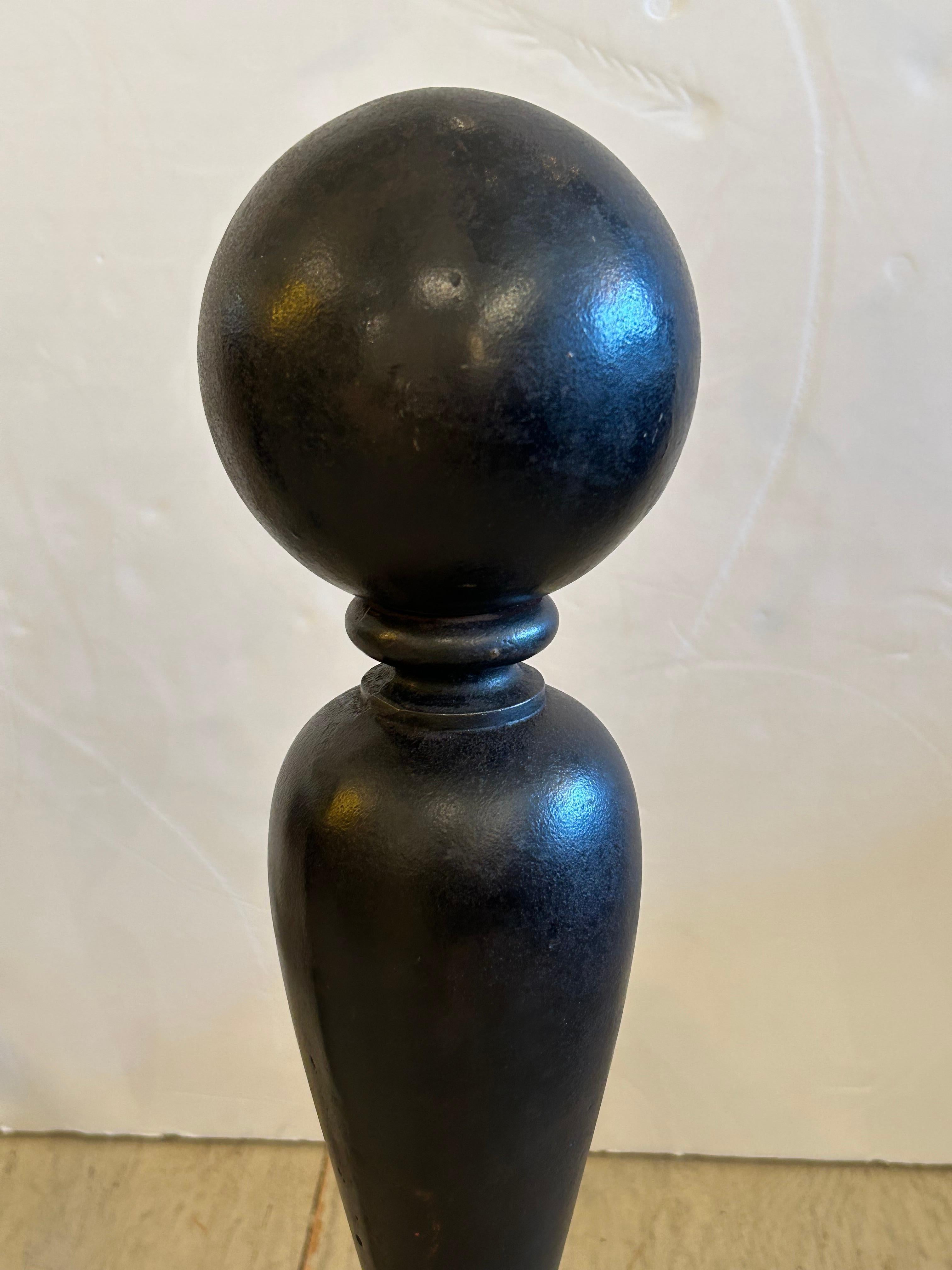 Américain Très grands et impressionnants chenets en fer noir en vente