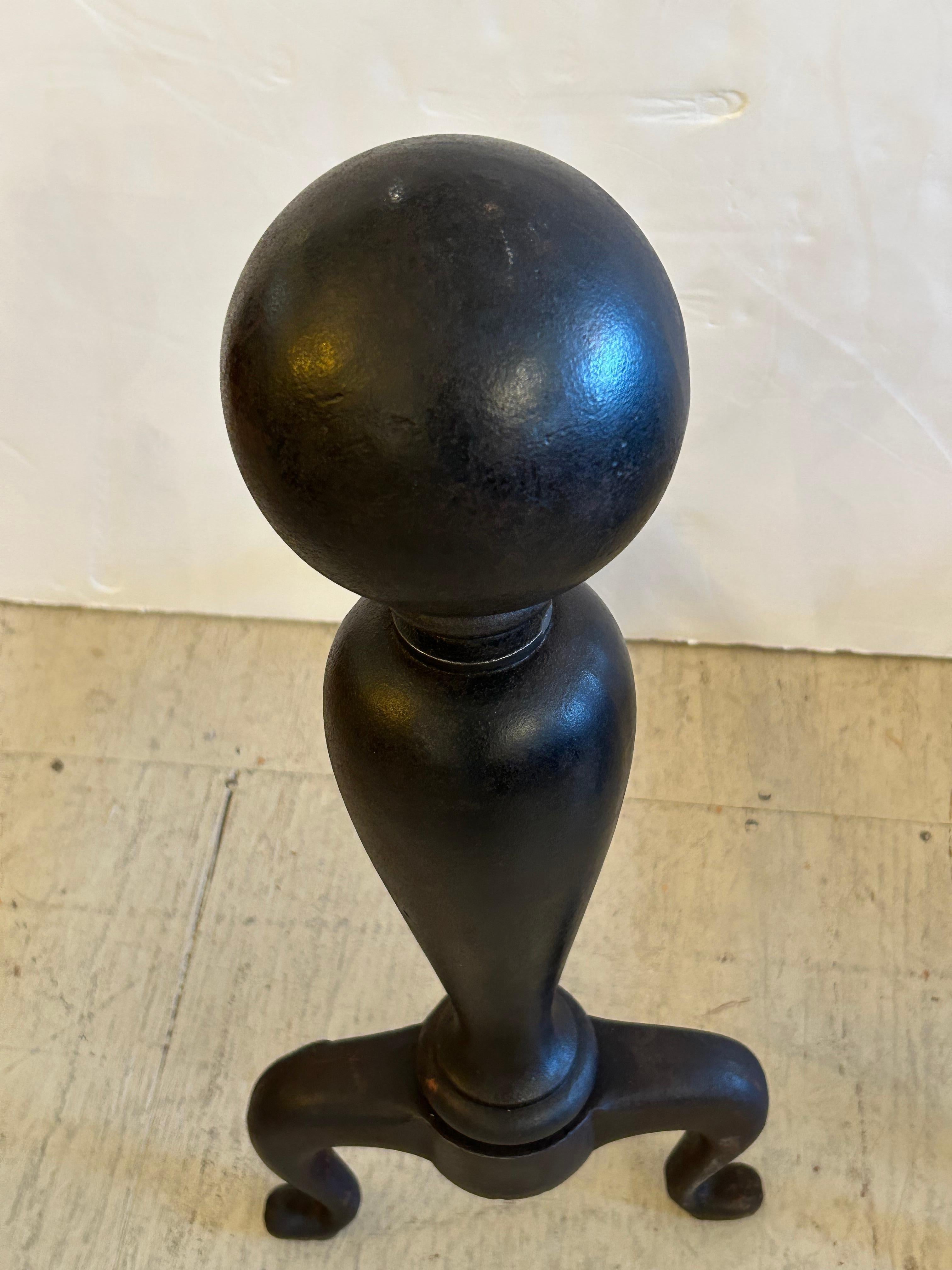 Très grands et impressionnants chenets en fer noir Bon état - En vente à Hopewell, NJ