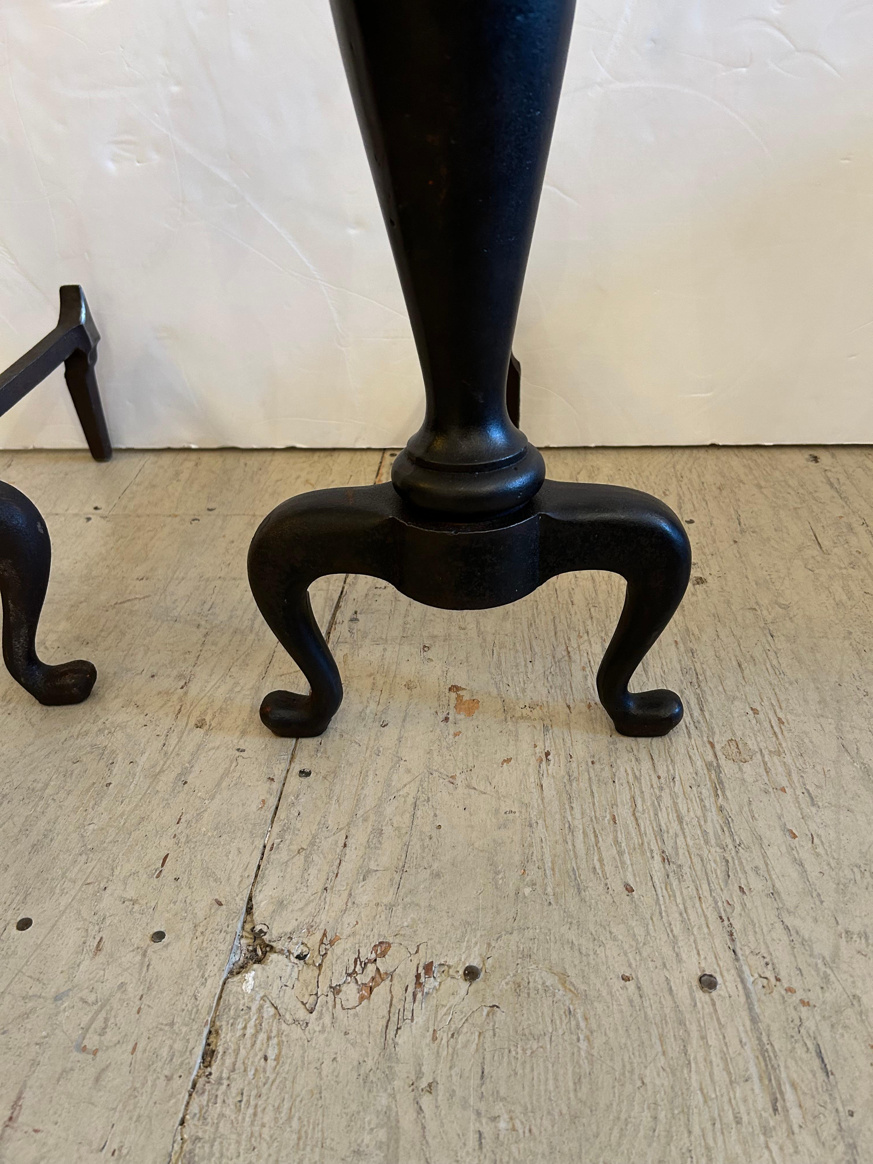 Milieu du XXe siècle Très grands et impressionnants chenets en fer noir en vente